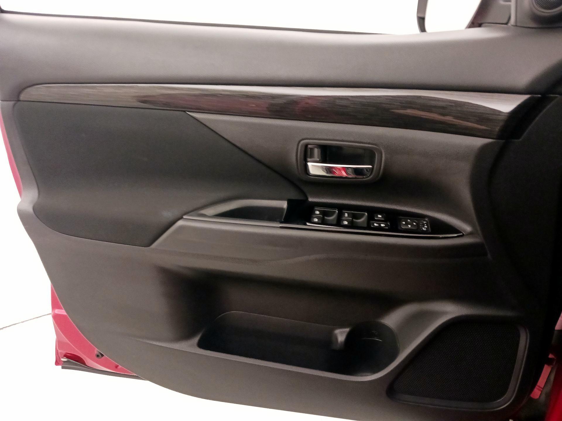 Thumbnail: 2018 Mitsubishi Outlander - 12