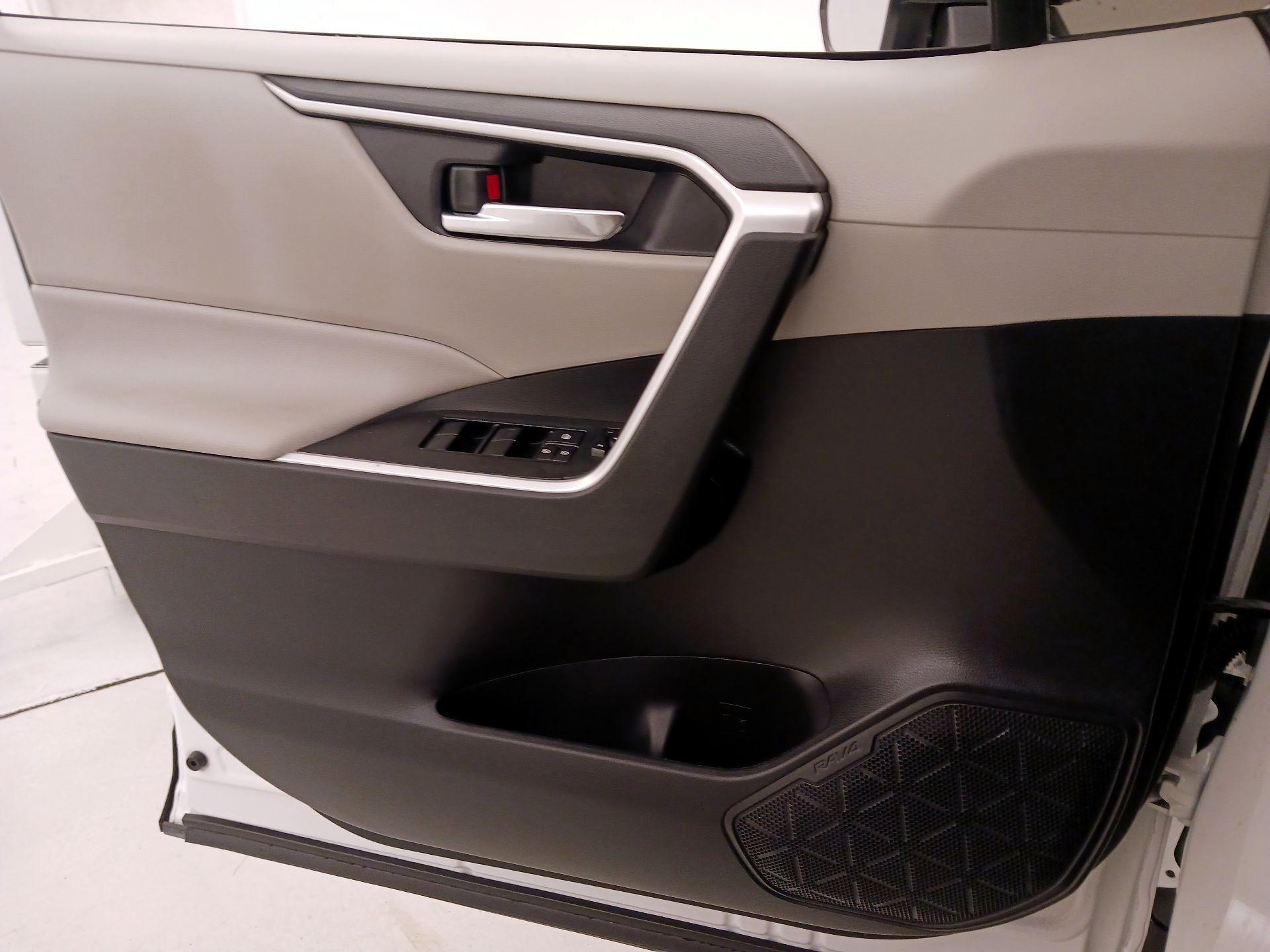 Thumbnail: 2021 Toyota RAV4 - 12