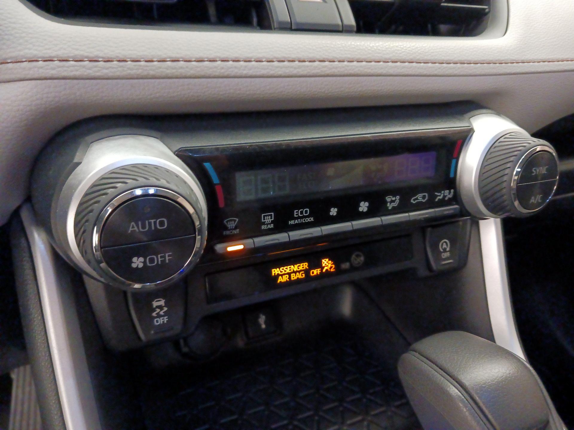 Thumbnail: 2021 Toyota RAV4 - 16