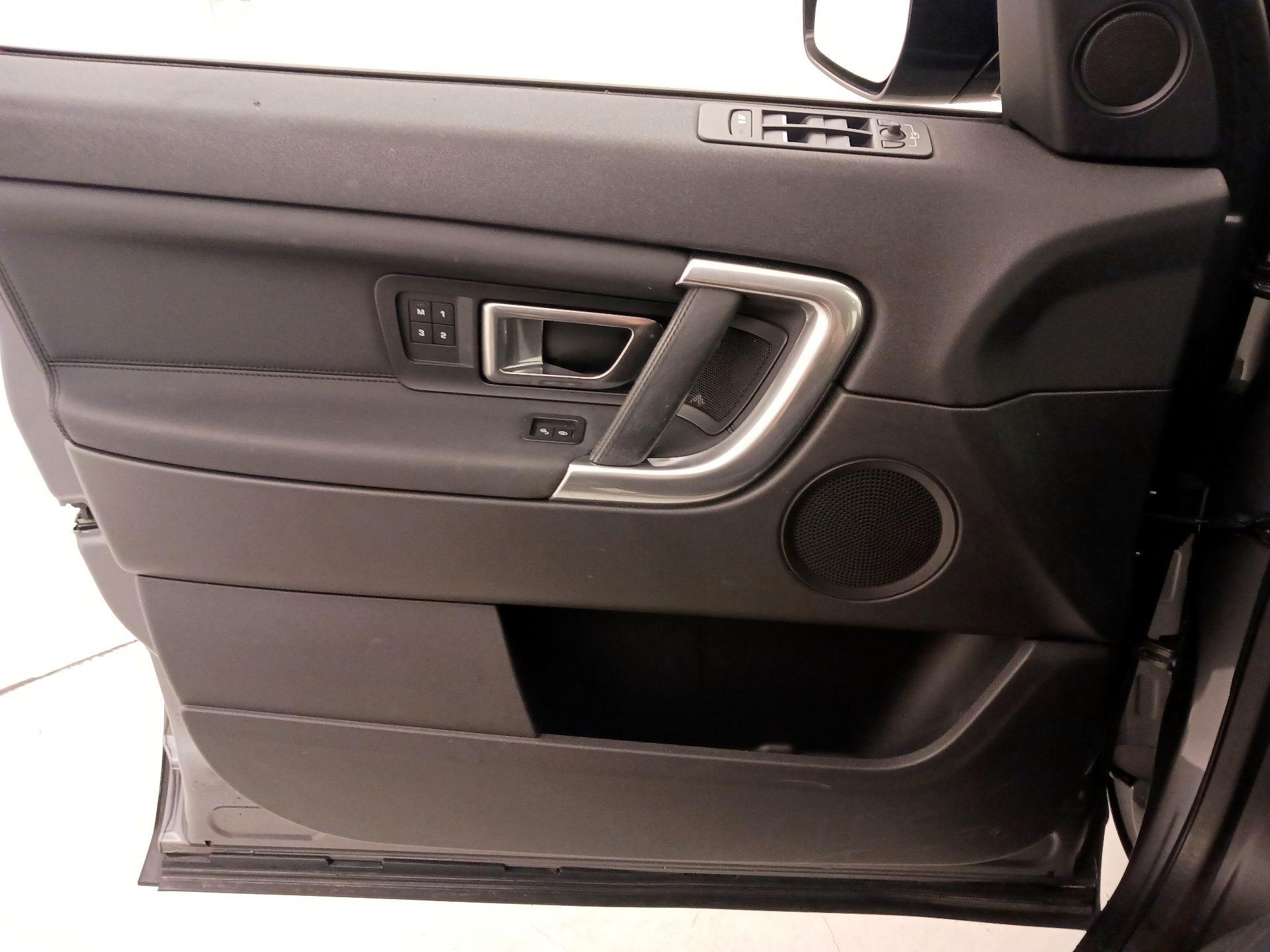 Thumbnail: 2016 Land Rover Discovery Sport - 12