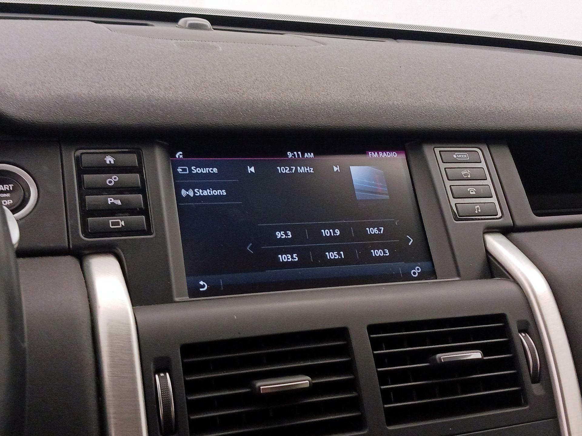 Thumbnail: 2016 Land Rover Discovery Sport - 15