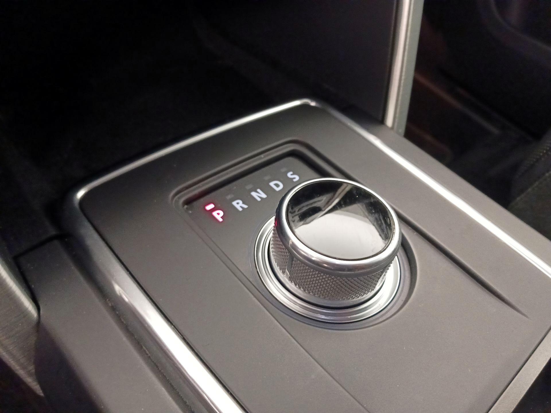 Thumbnail: 2016 Land Rover Discovery Sport - 17