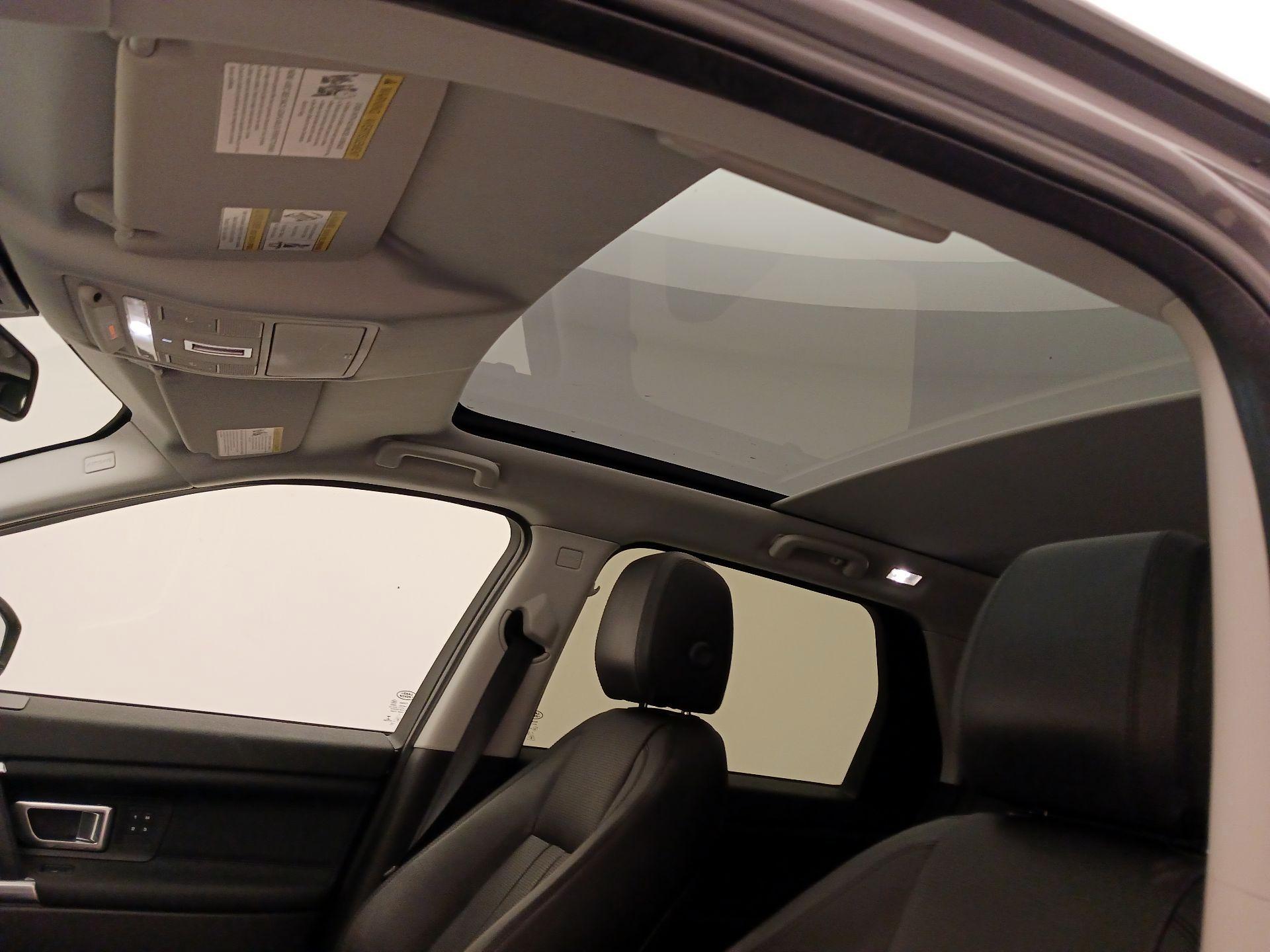 Thumbnail: 2016 Land Rover Discovery Sport - 19