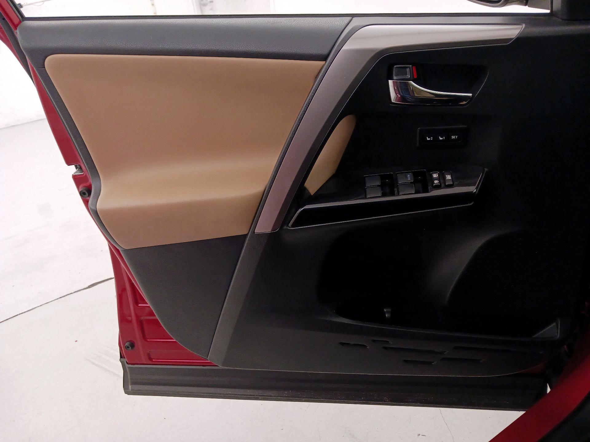 Thumbnail: 2016 Toyota RAV4 - 12