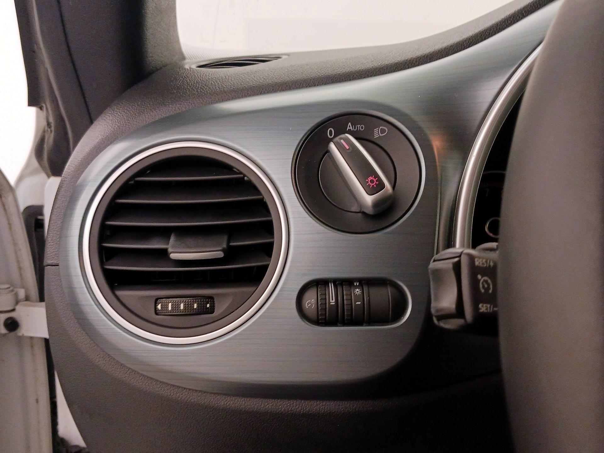 Thumbnail: 2016 Volkswagen Beetle - 13