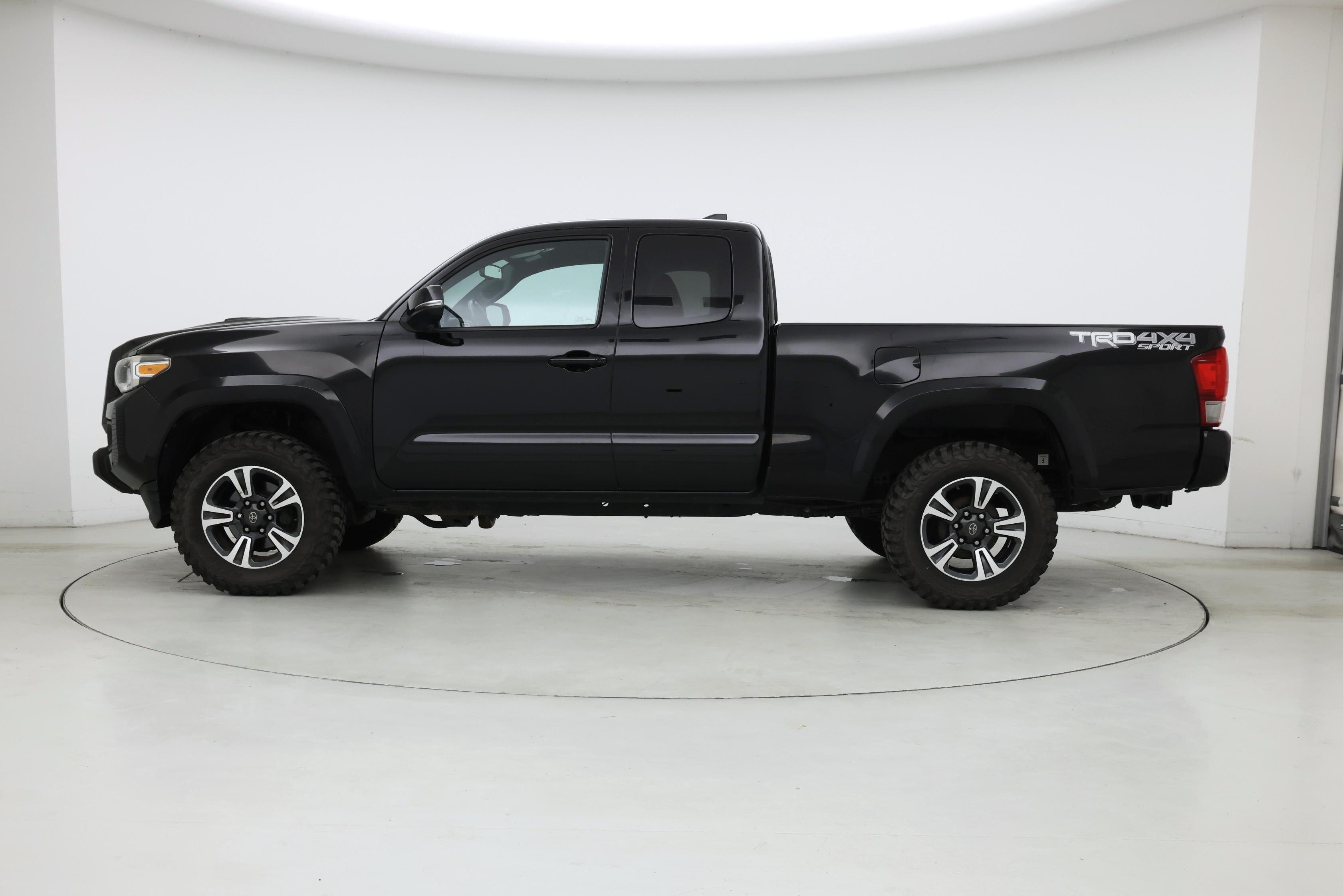 Thumbnail: 2016 Toyota Tacoma - 3