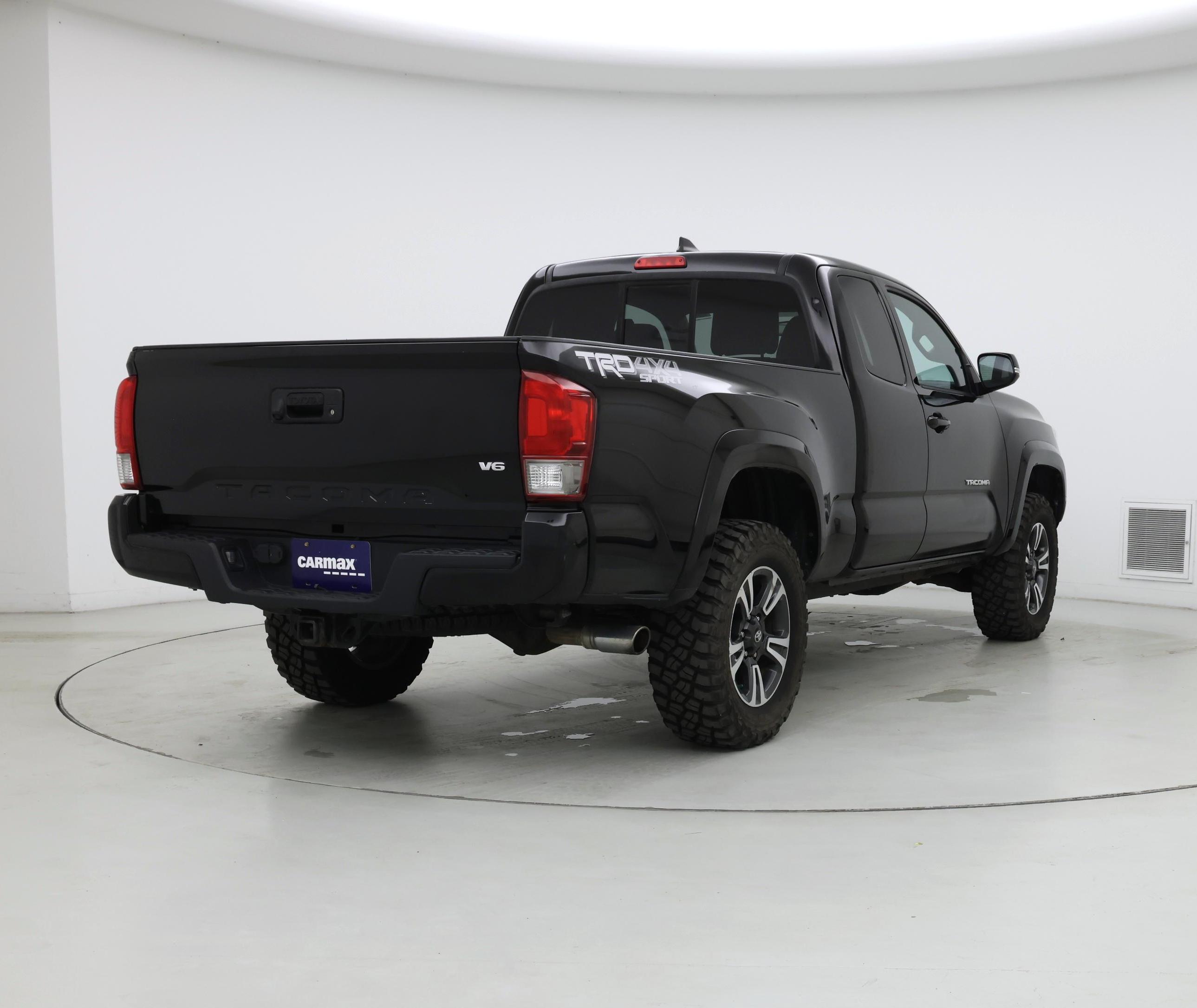 Thumbnail: 2016 Toyota Tacoma - 8
