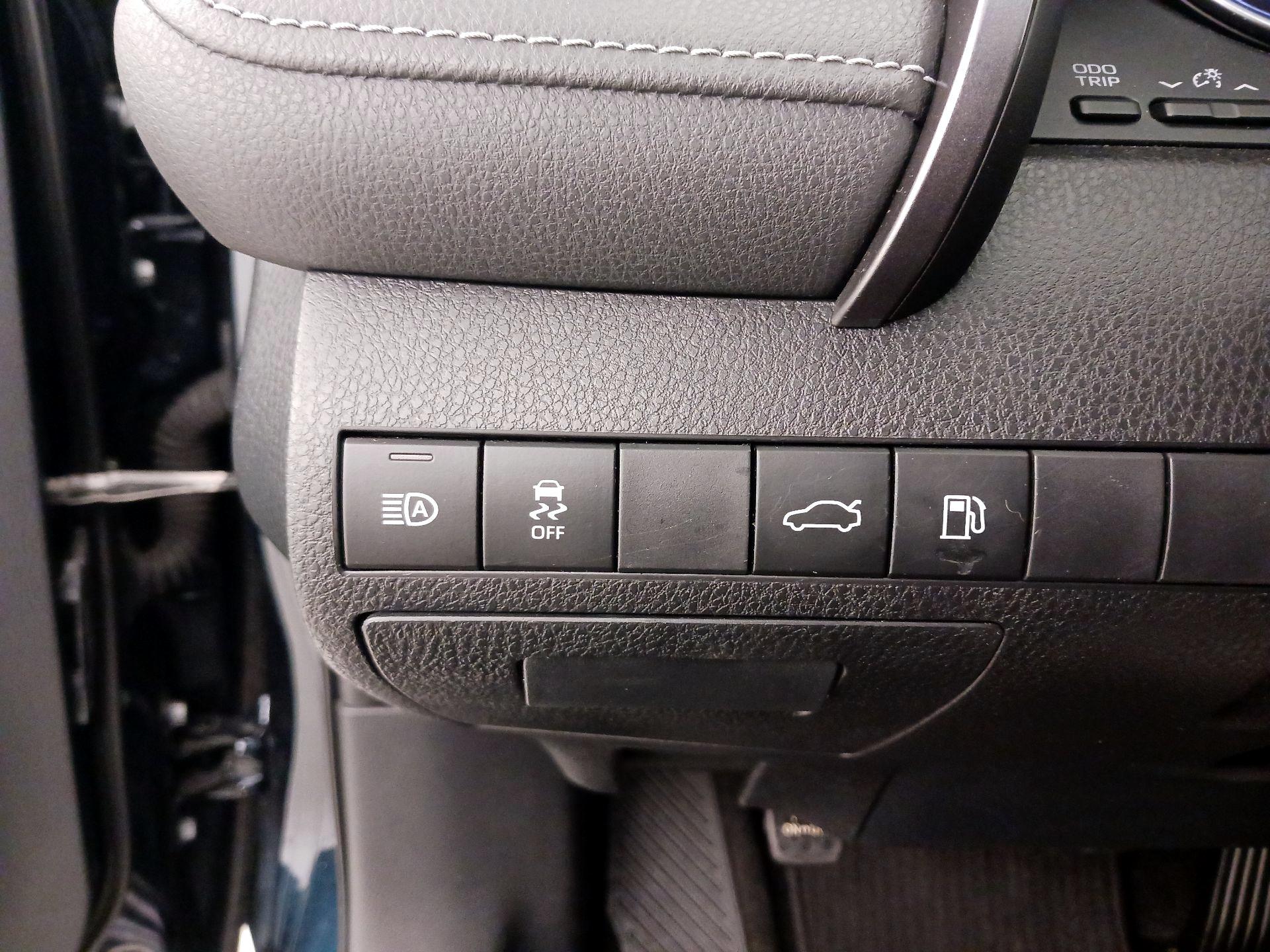 Thumbnail: 2018 Toyota Camry - 13