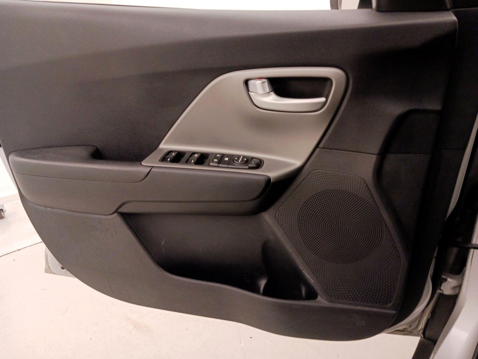 Thumbnail: 2017 Kia Niro - 12