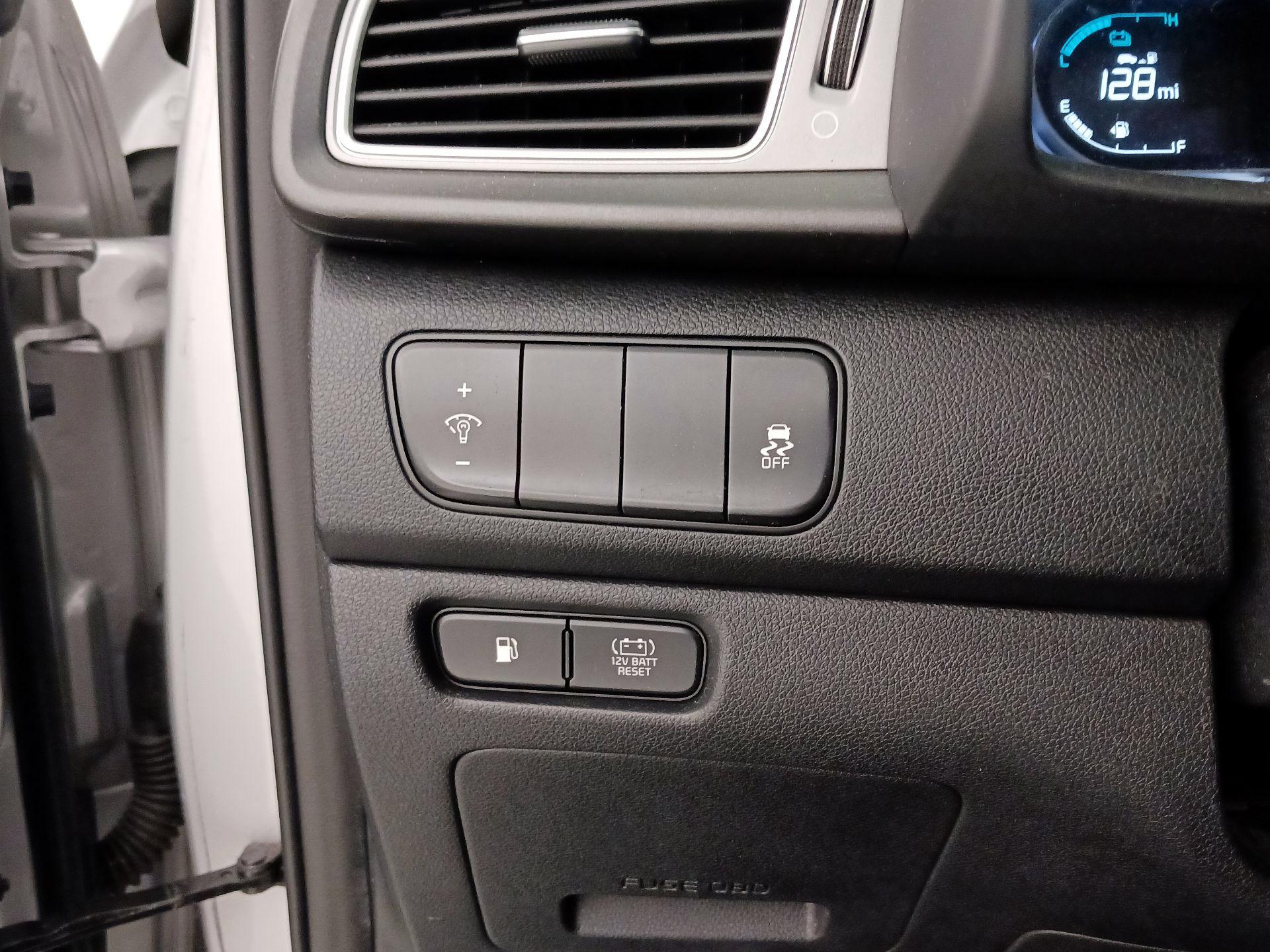 Thumbnail: 2017 Kia Niro - 13
