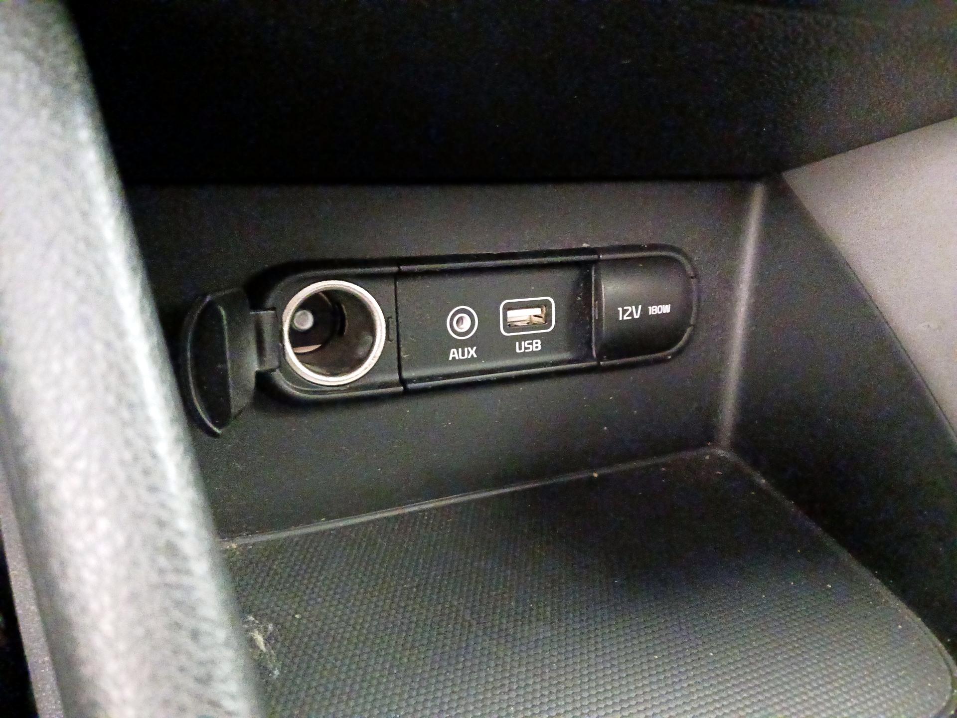 Thumbnail: 2017 Kia Niro - 18