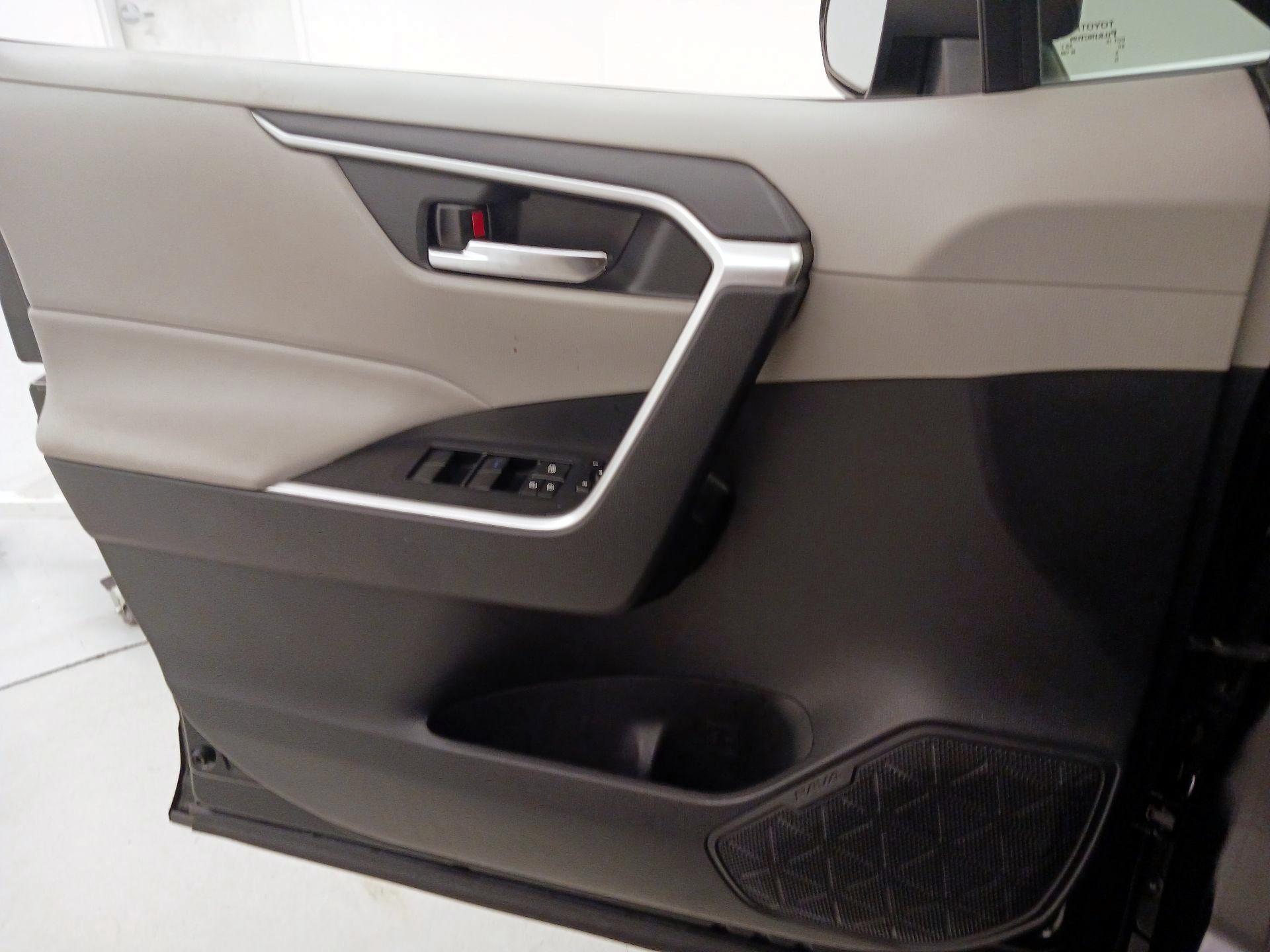 Thumbnail: 2020 Toyota RAV4 - 12