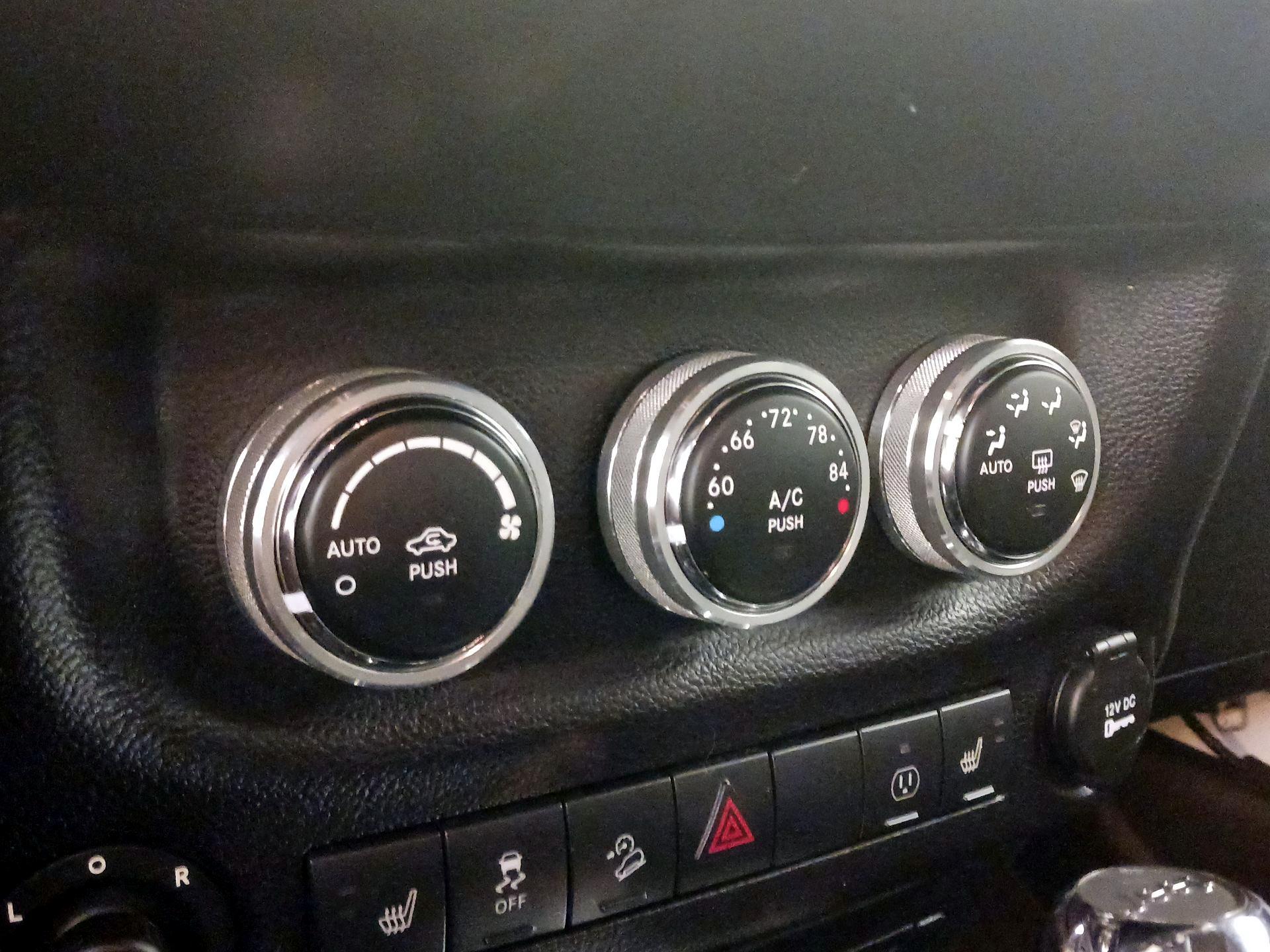 Thumbnail: 2015 Jeep Wrangler - 14
