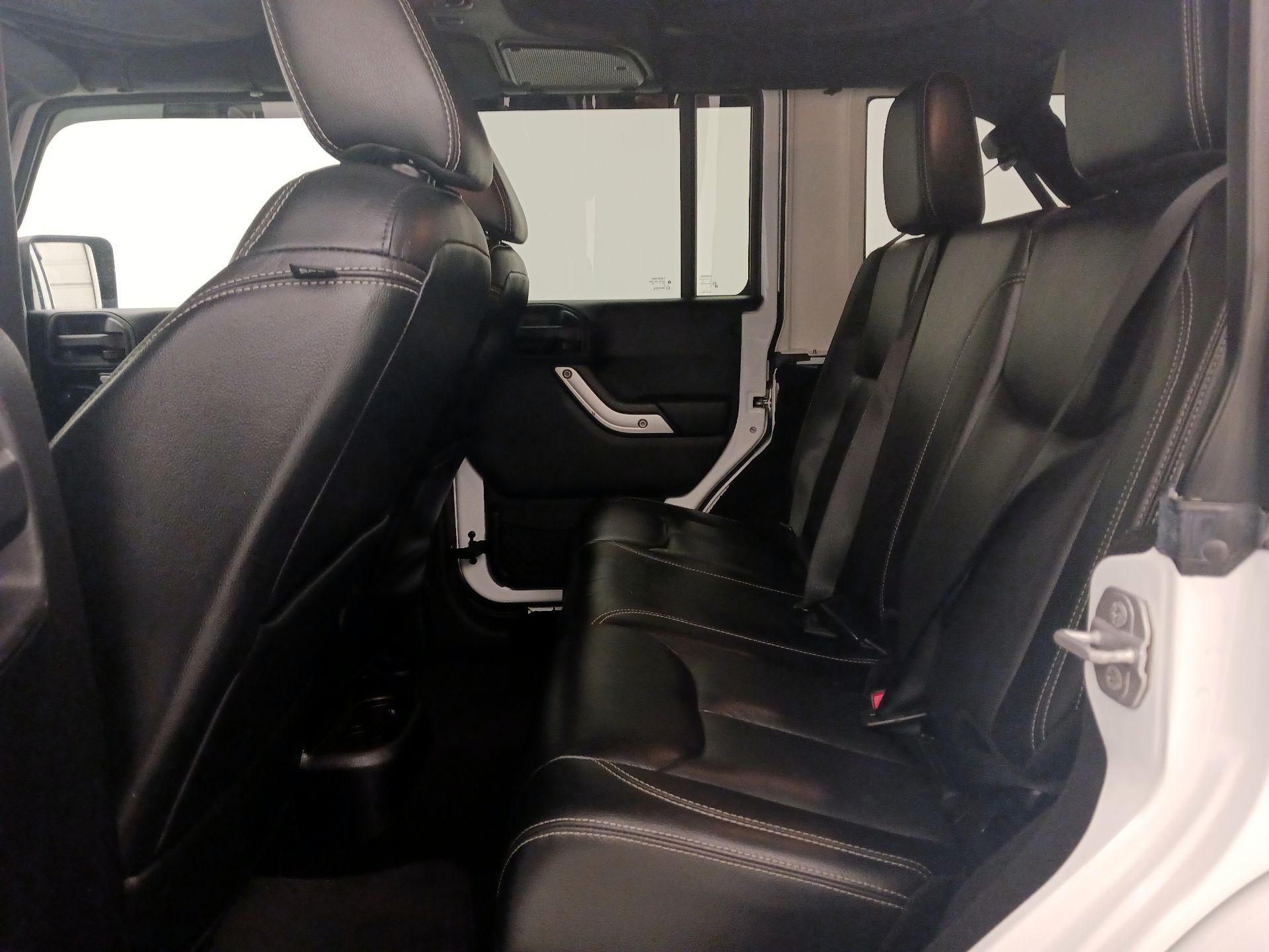 Thumbnail: 2015 Jeep Wrangler - 17