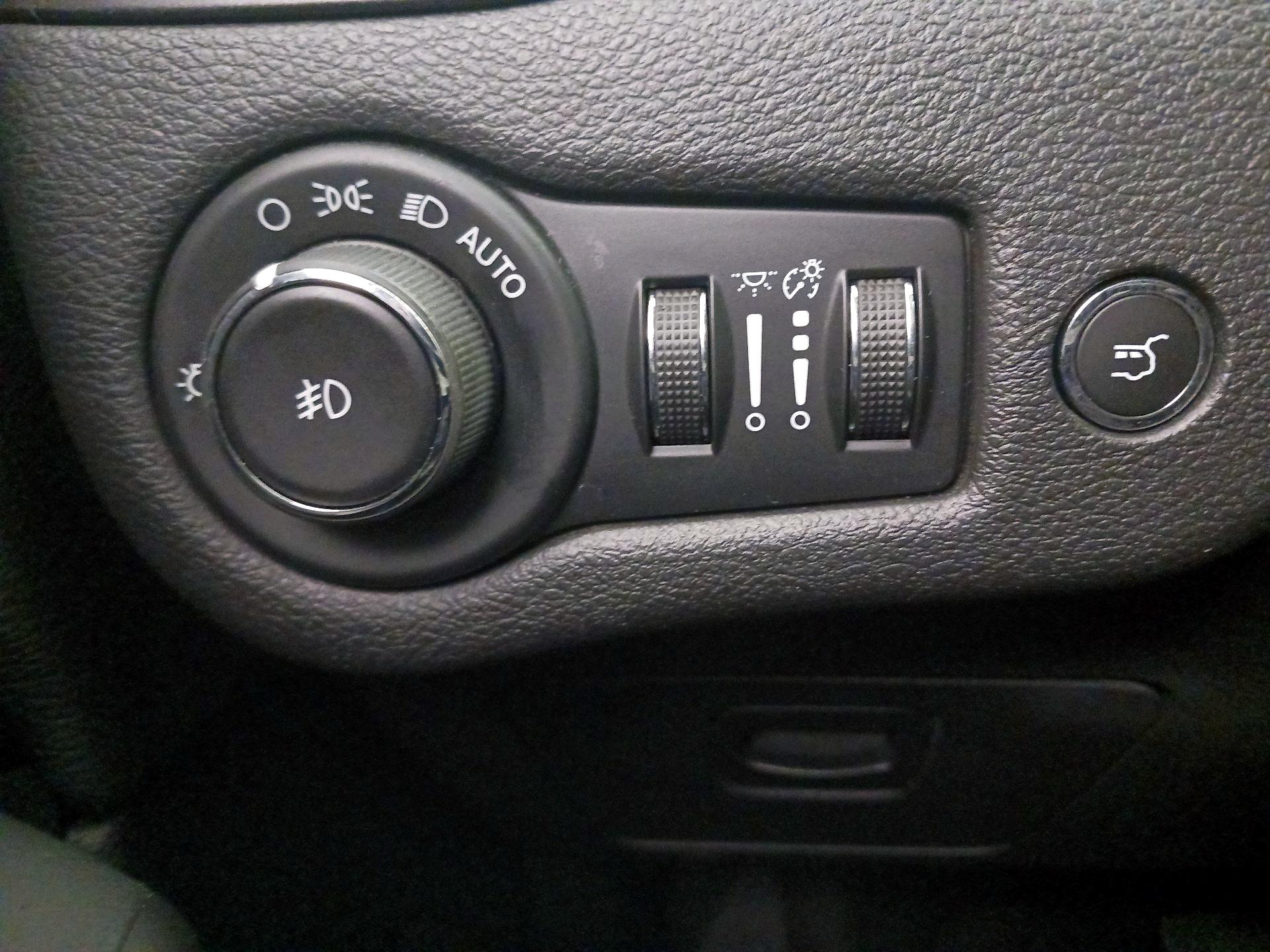 Thumbnail: 2019 Jeep Cherokee - 13