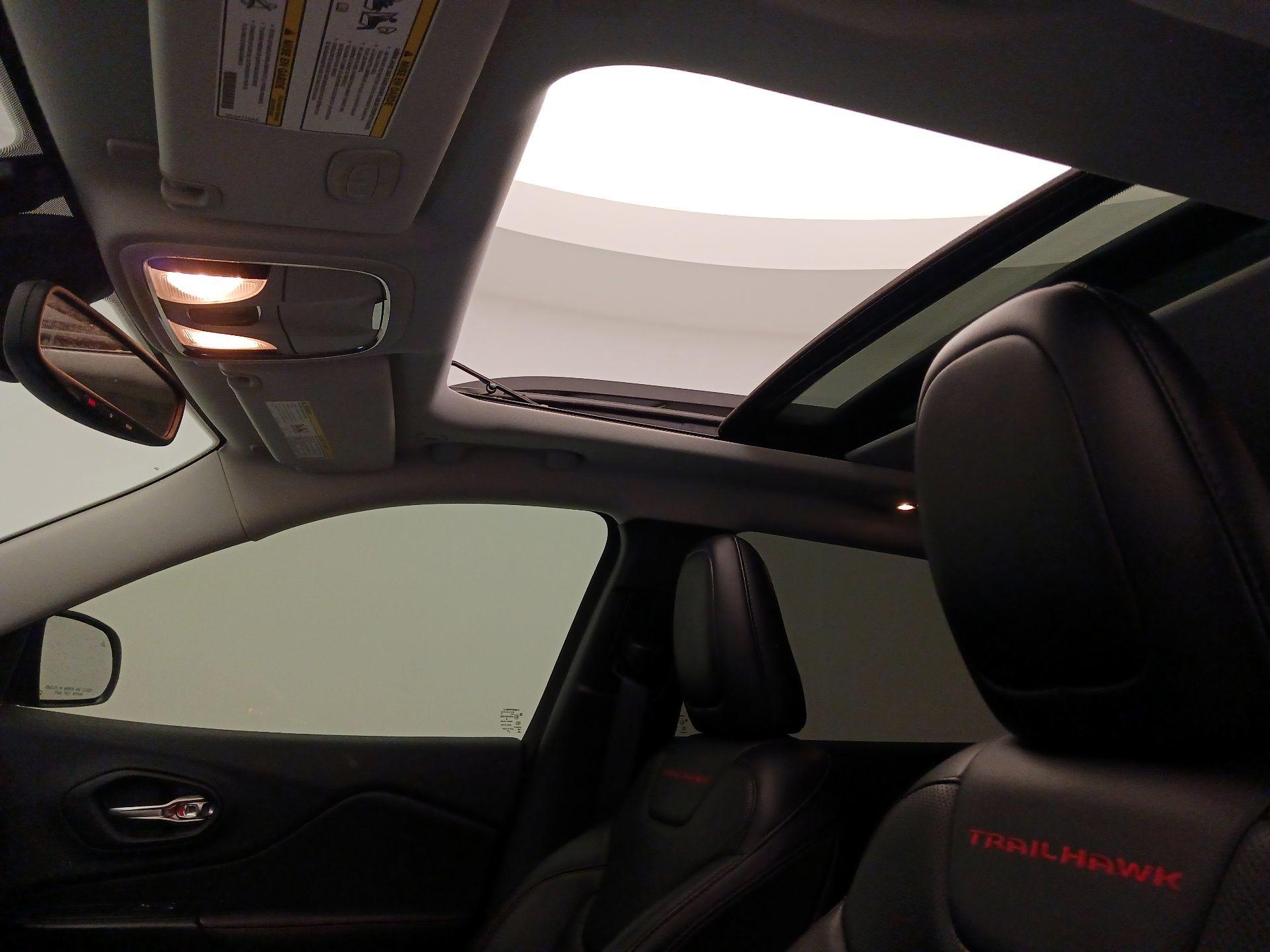 Thumbnail: 2019 Jeep Cherokee - 20