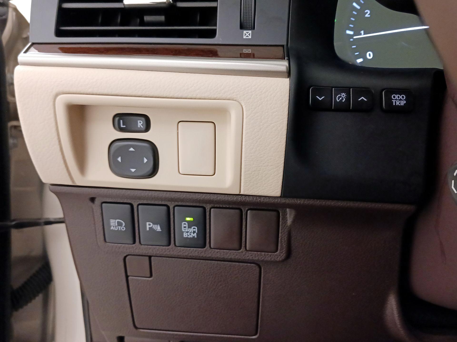 Thumbnail: 2016 Lexus ES - 13