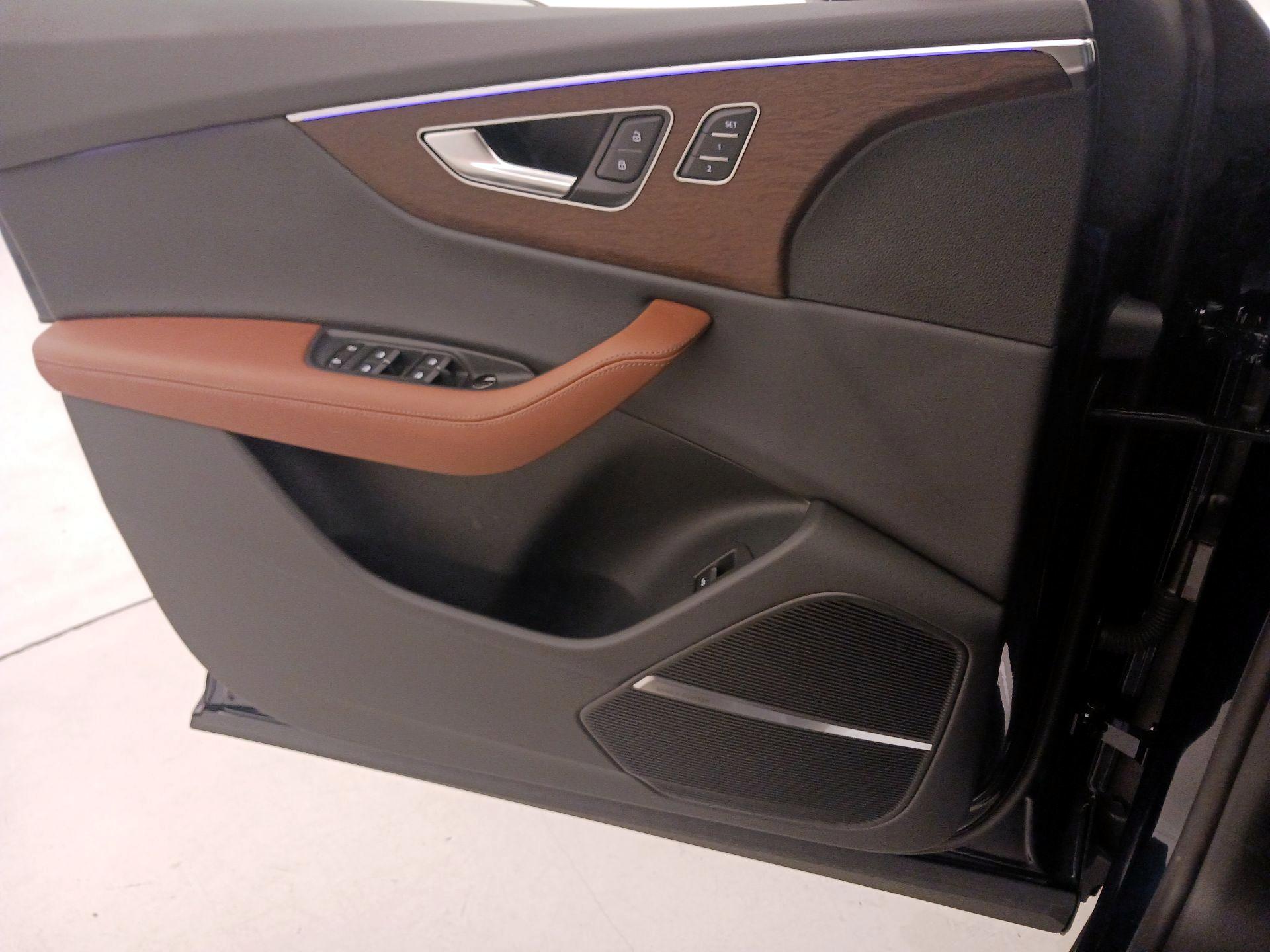 Thumbnail: 2025 Audi Q8 - 12