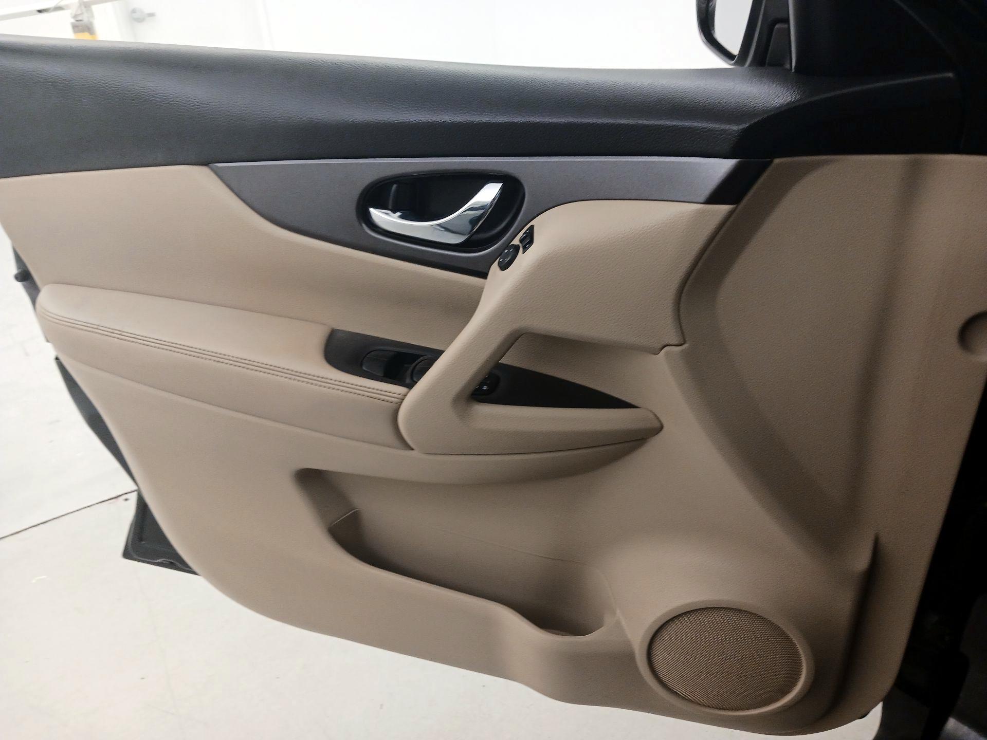Thumbnail: 2016 Nissan Rogue - 12