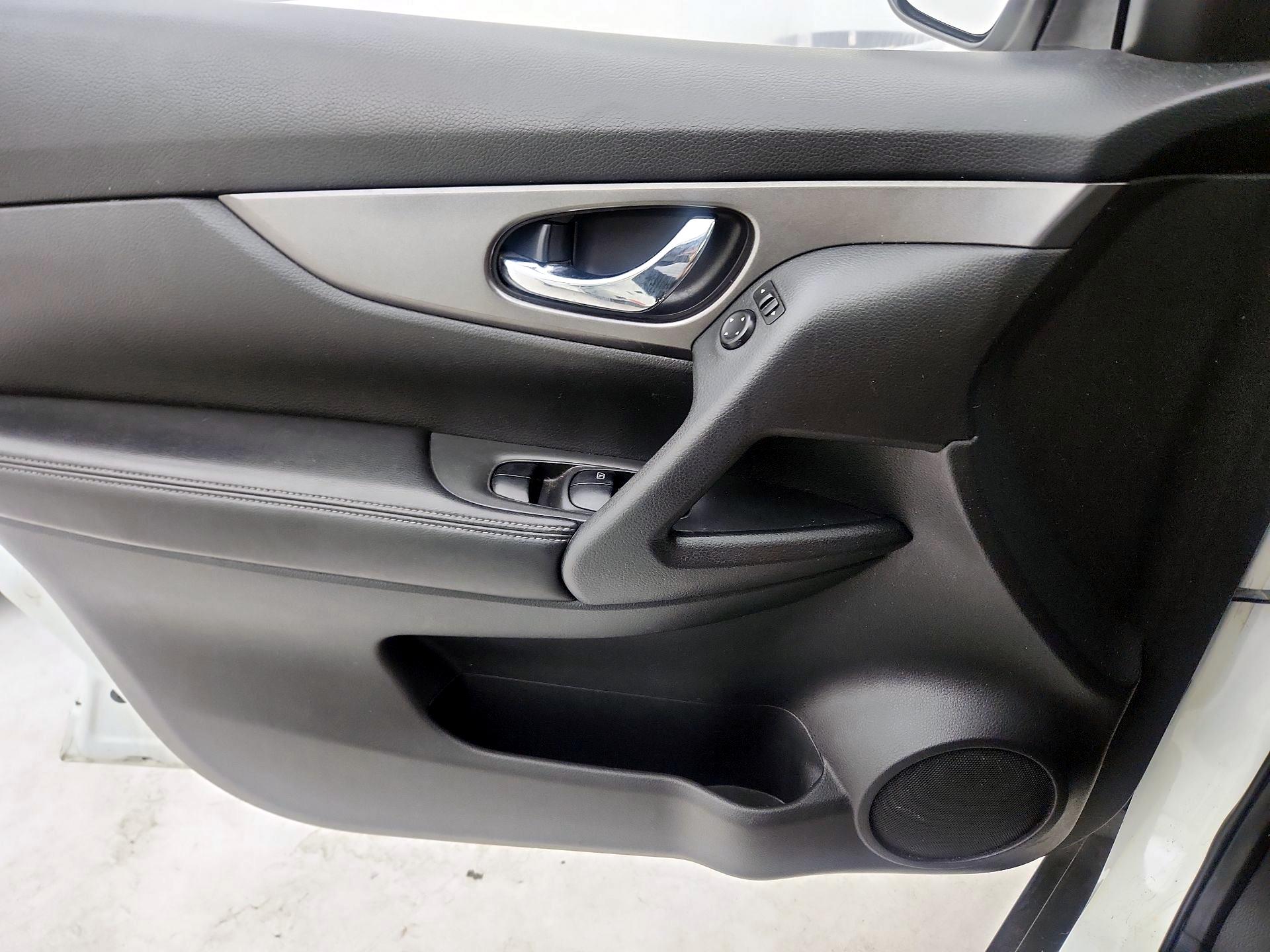 Thumbnail: 2016 Nissan Rogue - 12