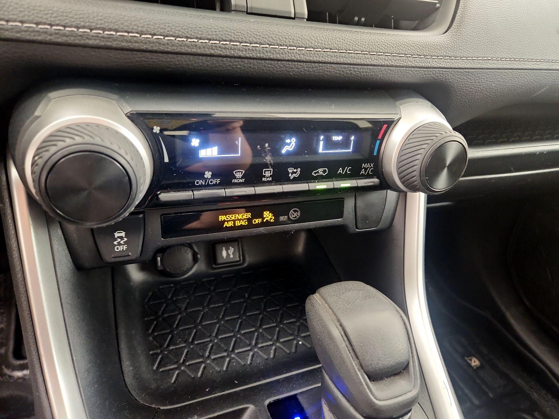 Thumbnail: 2019 Toyota RAV4 - 16