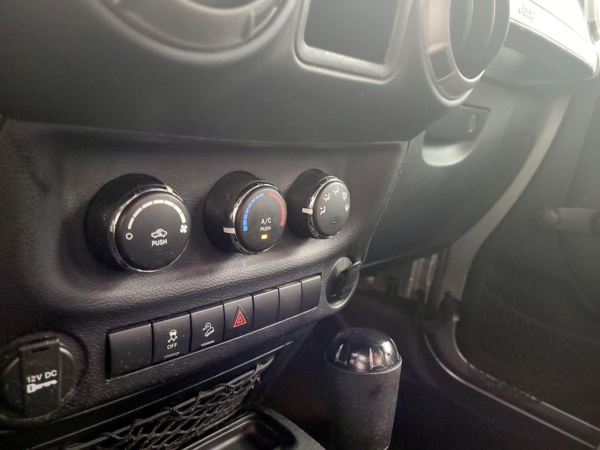 Thumbnail: 2016 Jeep Wrangler - 14