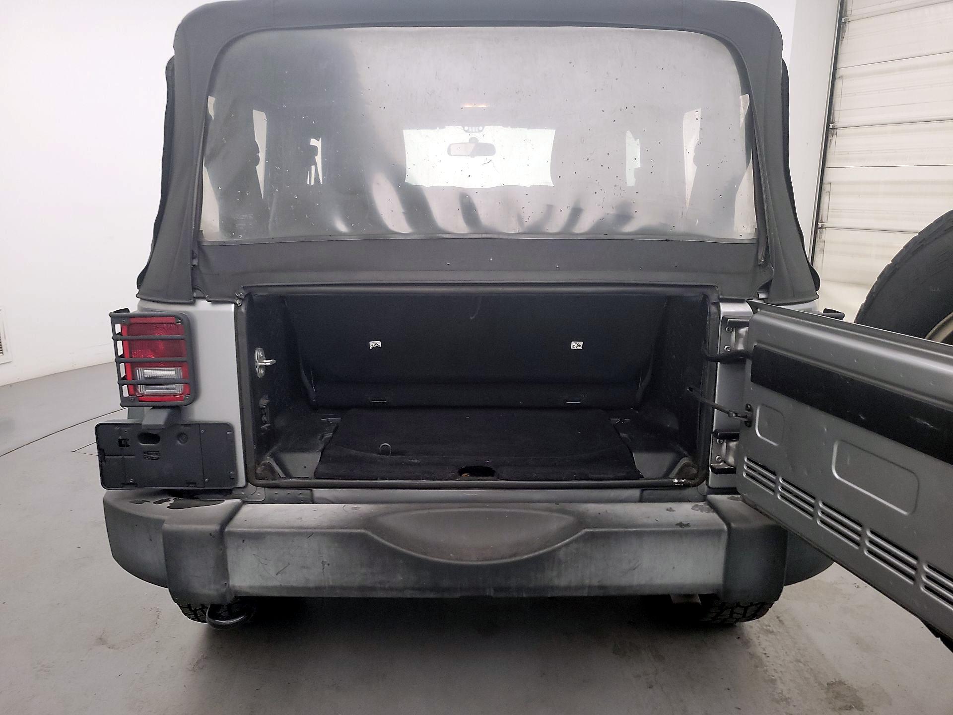 Thumbnail: 2016 Jeep Wrangler - 16