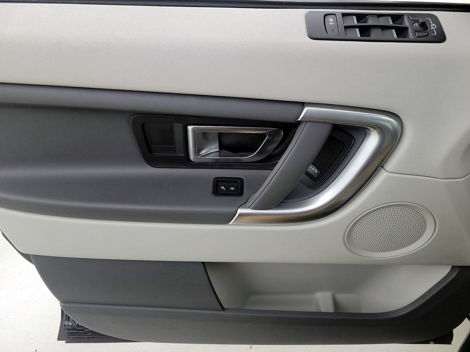 Thumbnail: 2017 Land Rover Discovery Sport - 12
