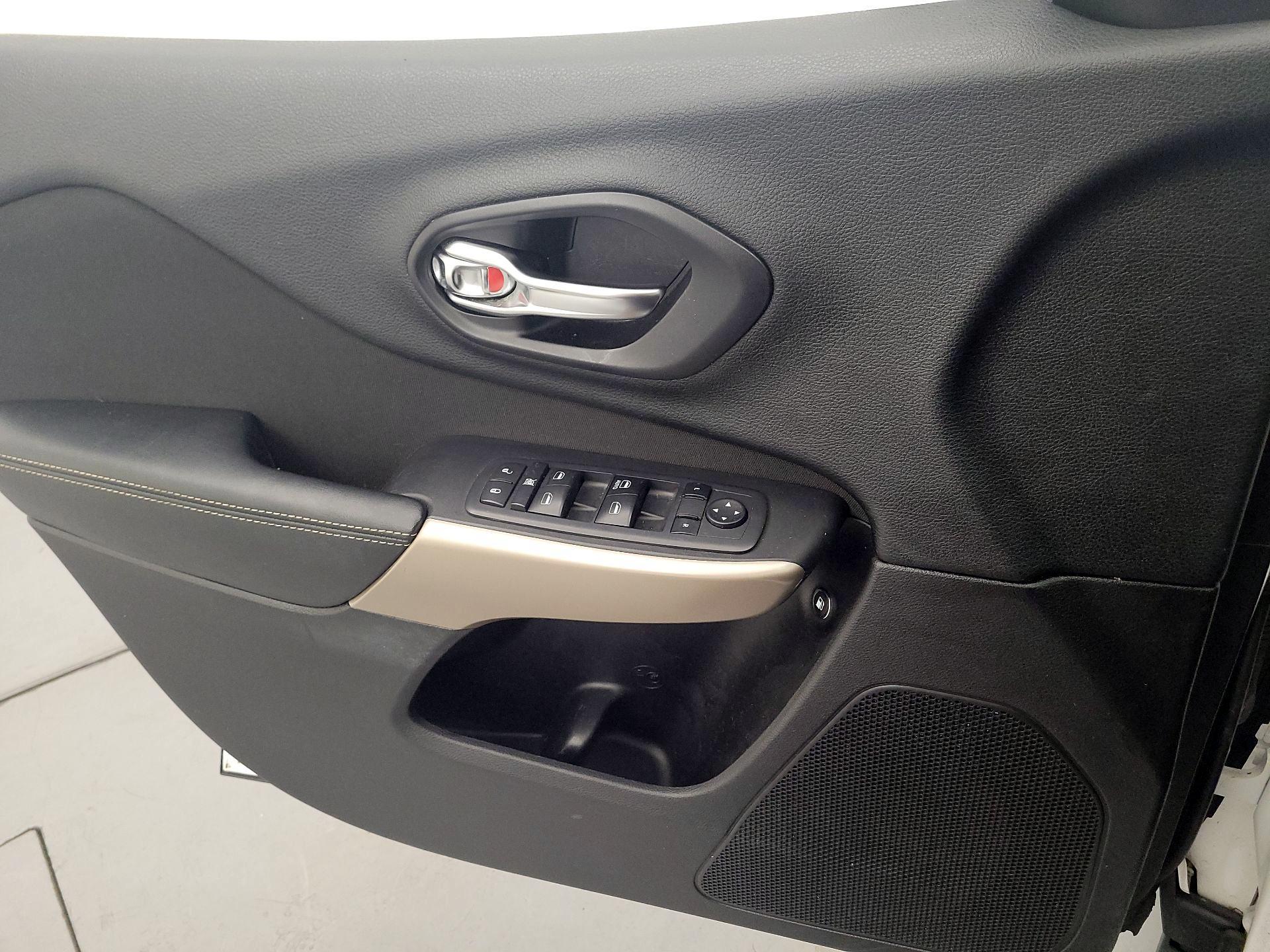 Thumbnail: 2018 Jeep Cherokee - 12