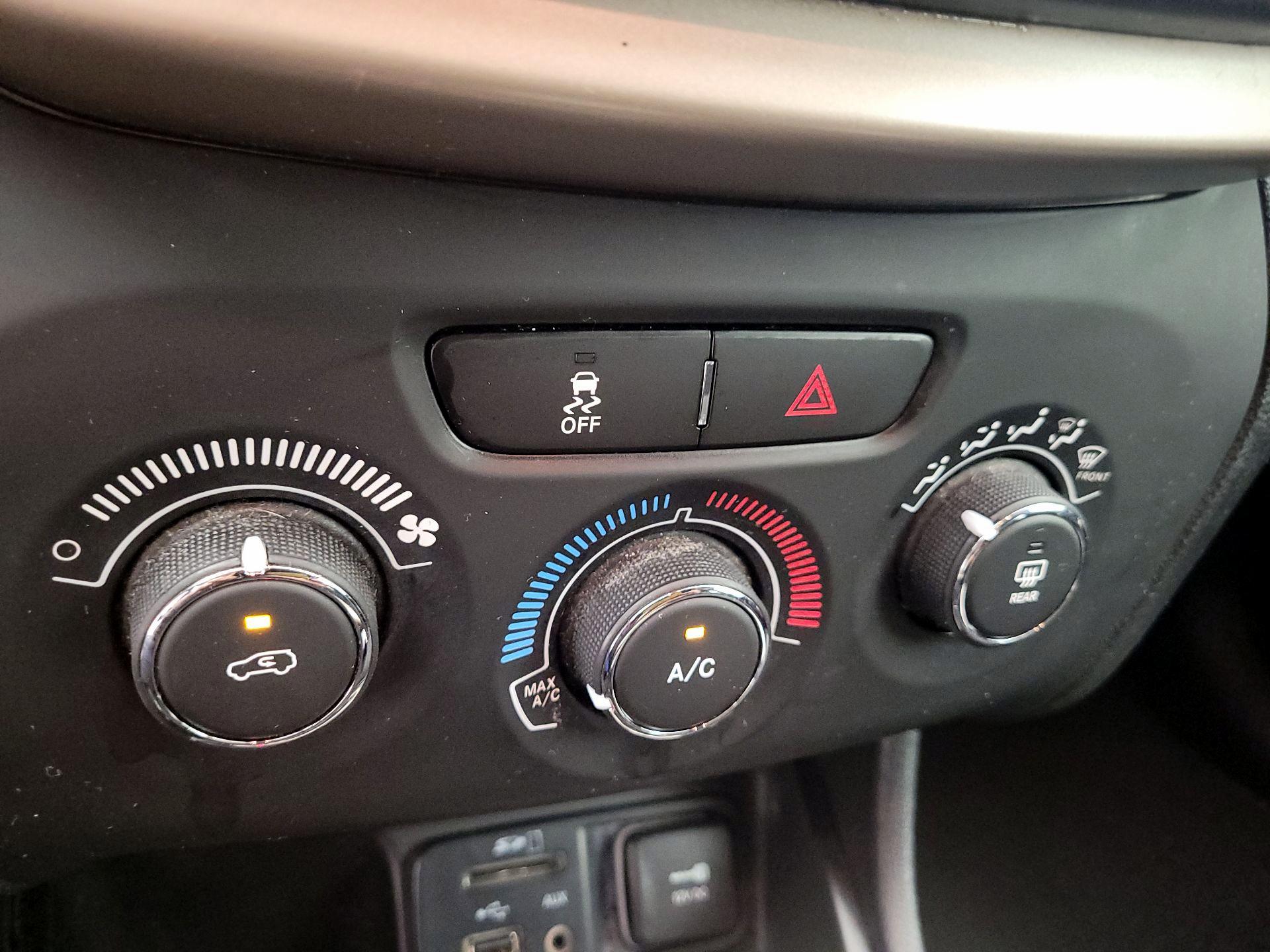 Thumbnail: 2018 Jeep Cherokee - 14