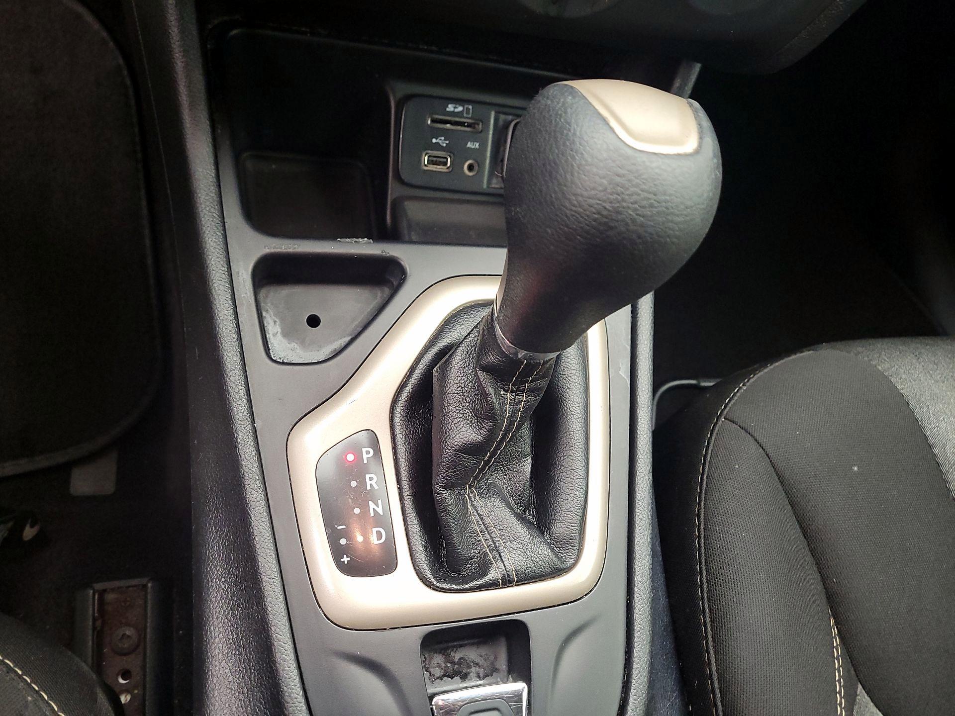 Thumbnail: 2018 Jeep Cherokee - 15