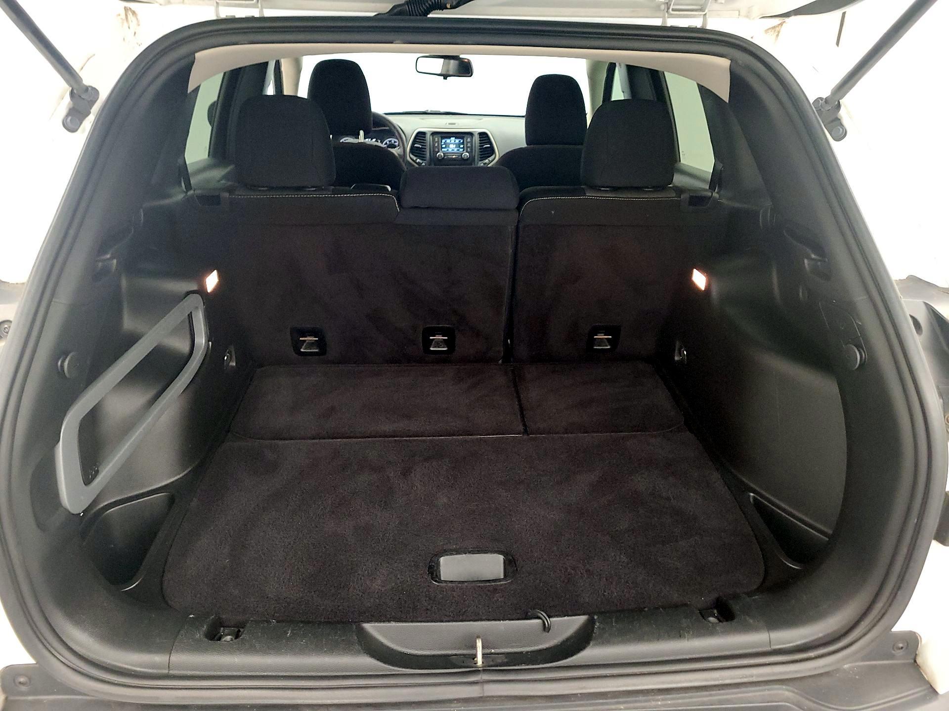 Thumbnail: 2018 Jeep Cherokee - 16