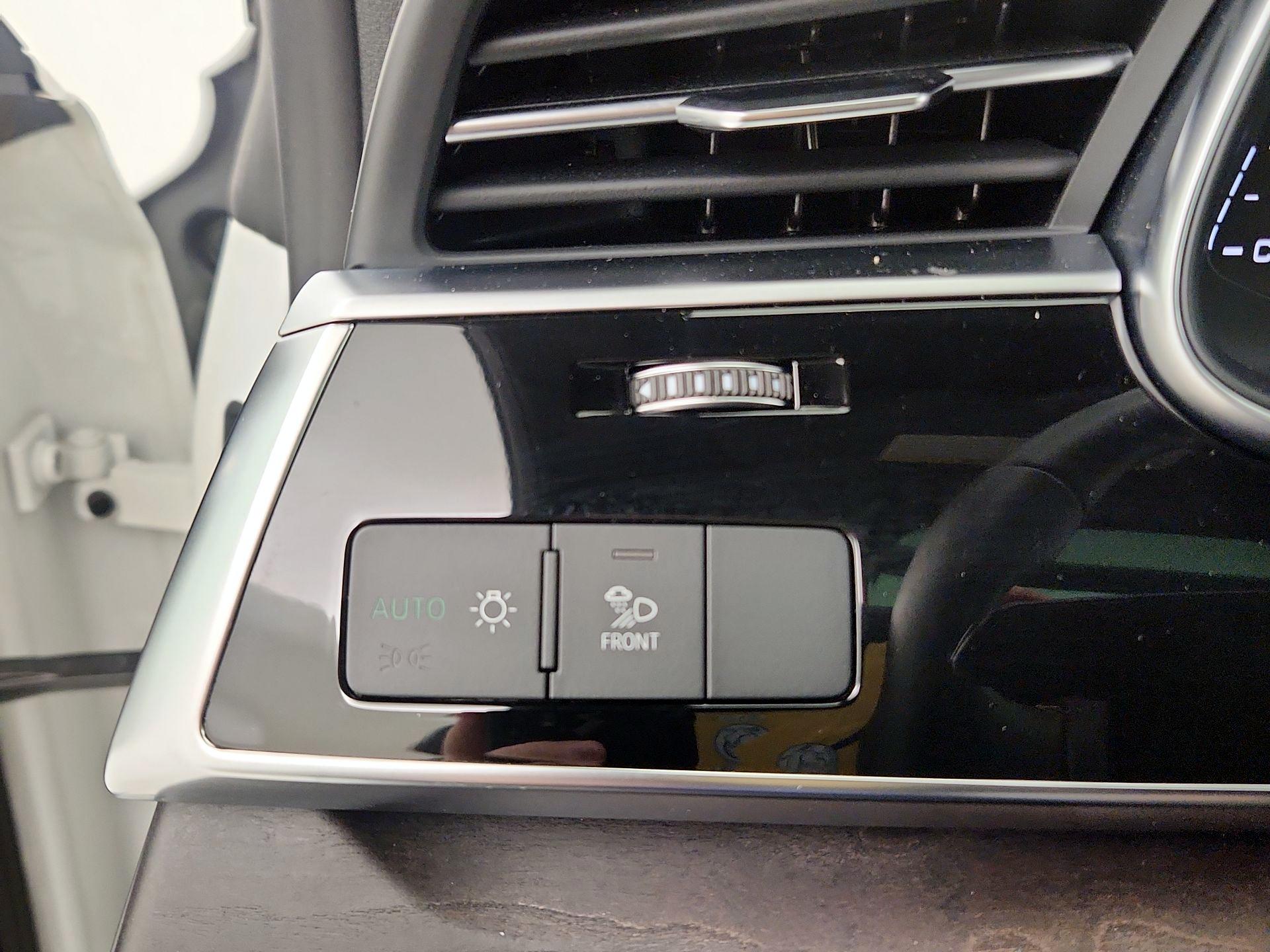 Thumbnail: 2021 Audi Q8 - 13