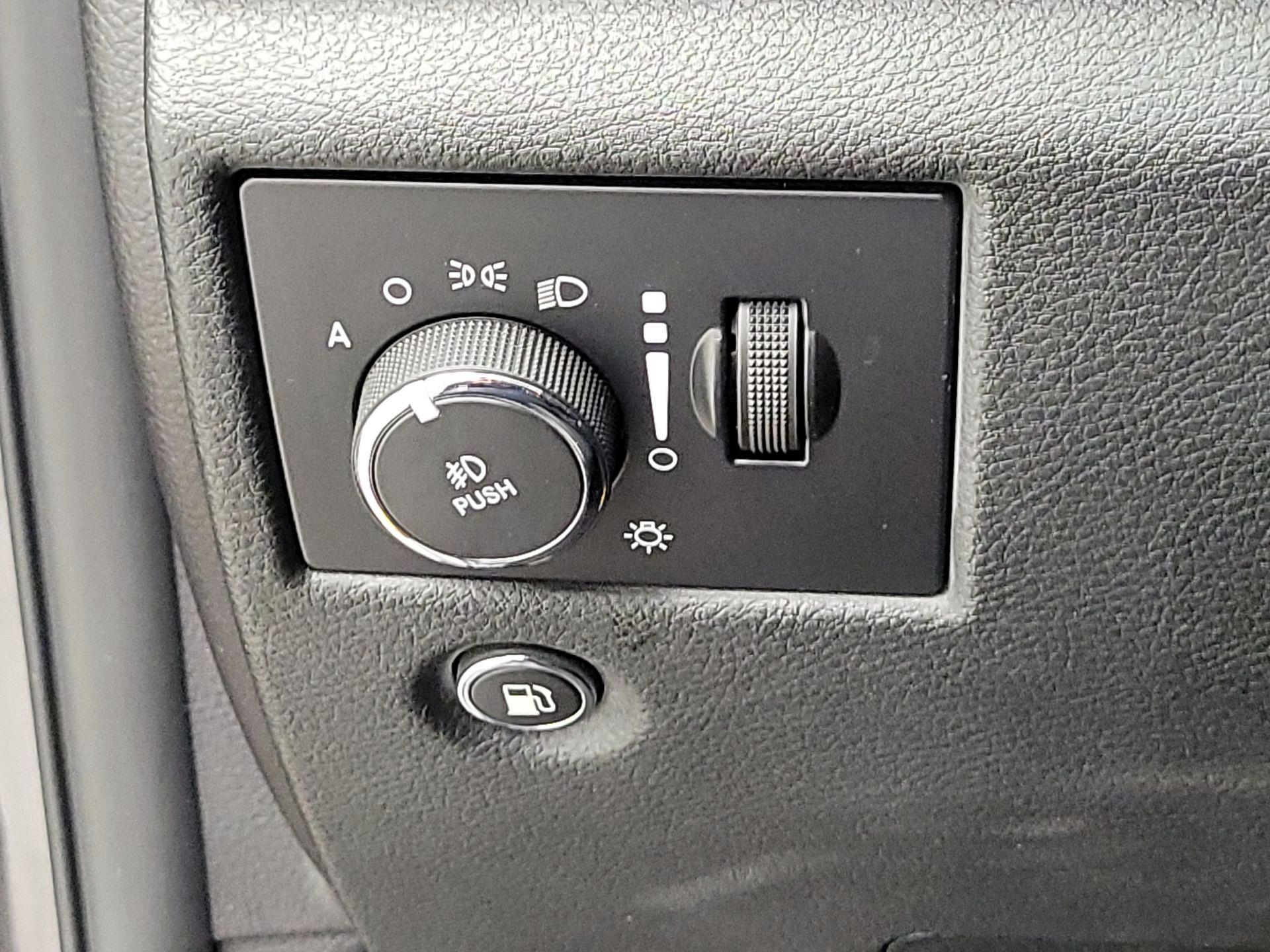 Thumbnail: 2015 Jeep Grand Cherokee - 13