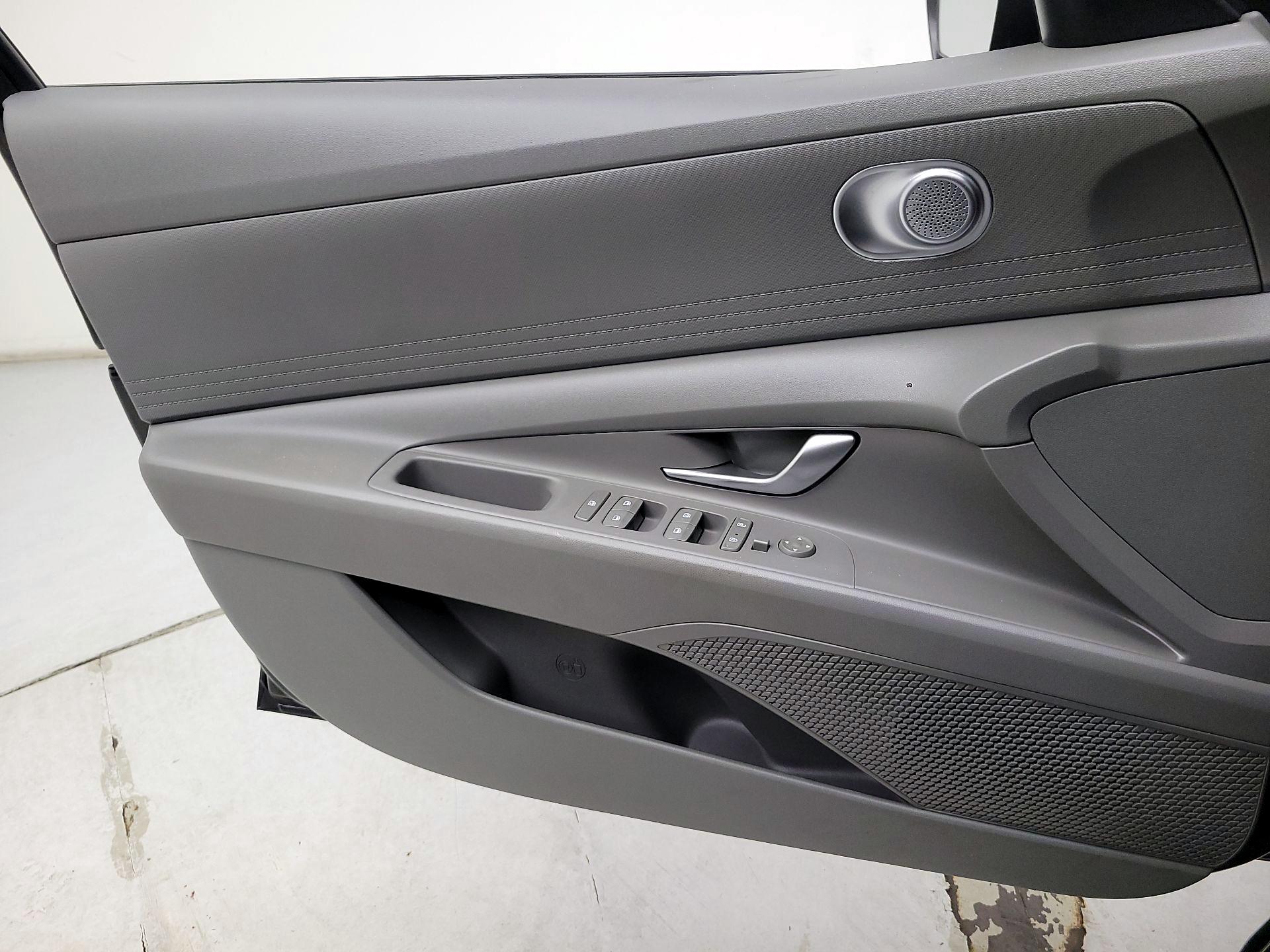 Thumbnail: 2022 Hyundai Elantra - 12