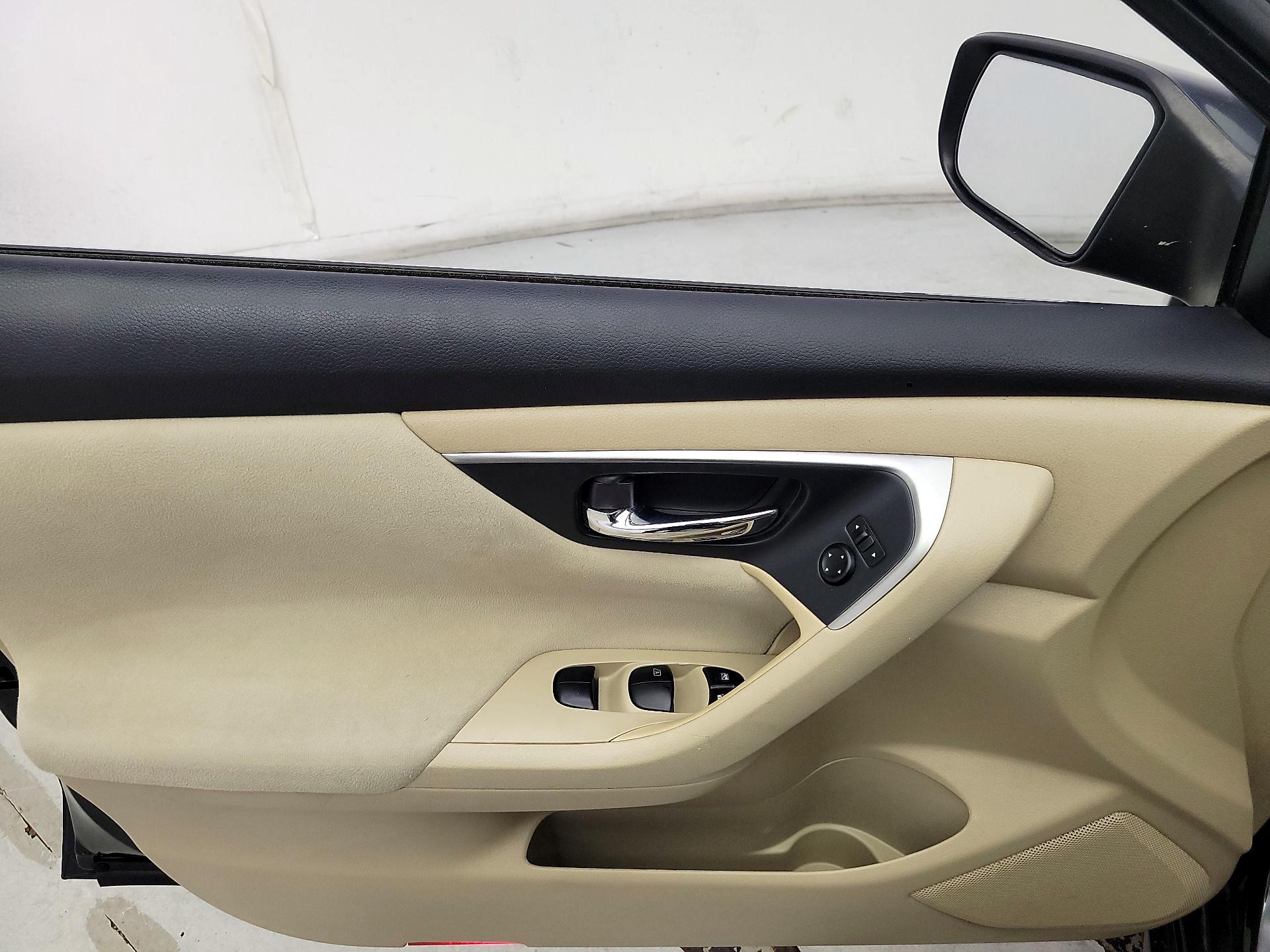 Thumbnail: 2015 Nissan Altima - 12