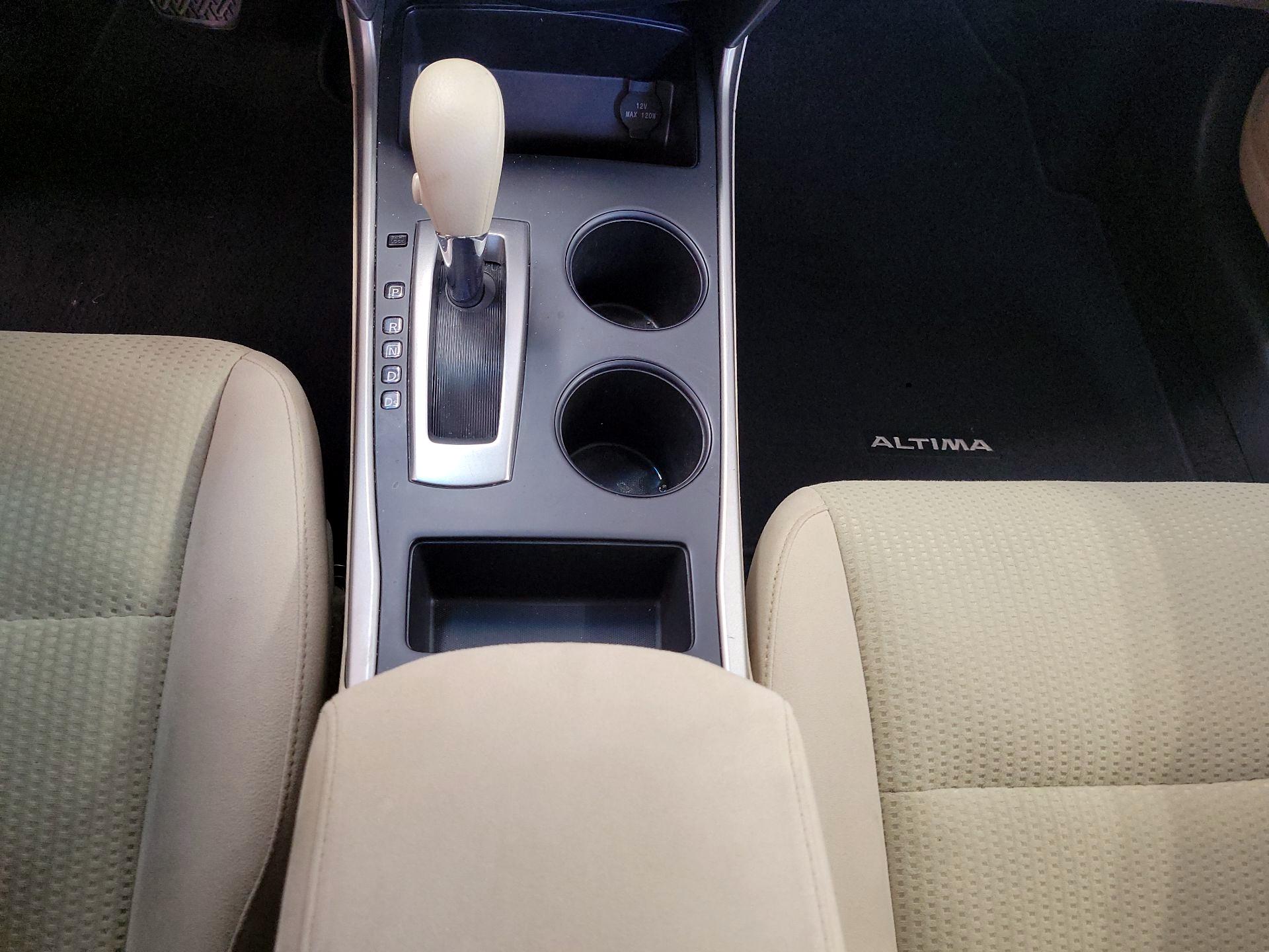 Thumbnail: 2015 Nissan Altima - 16