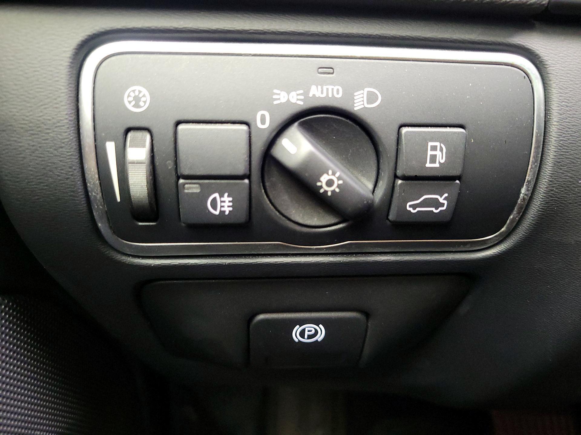Thumbnail: 2015 Volvo V60 - 13