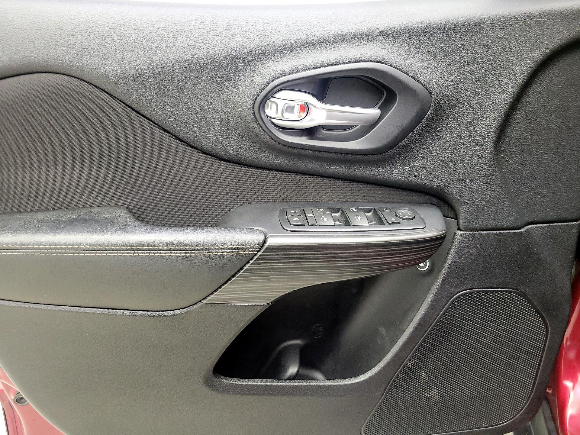 Thumbnail: 2016 Jeep Cherokee - 12