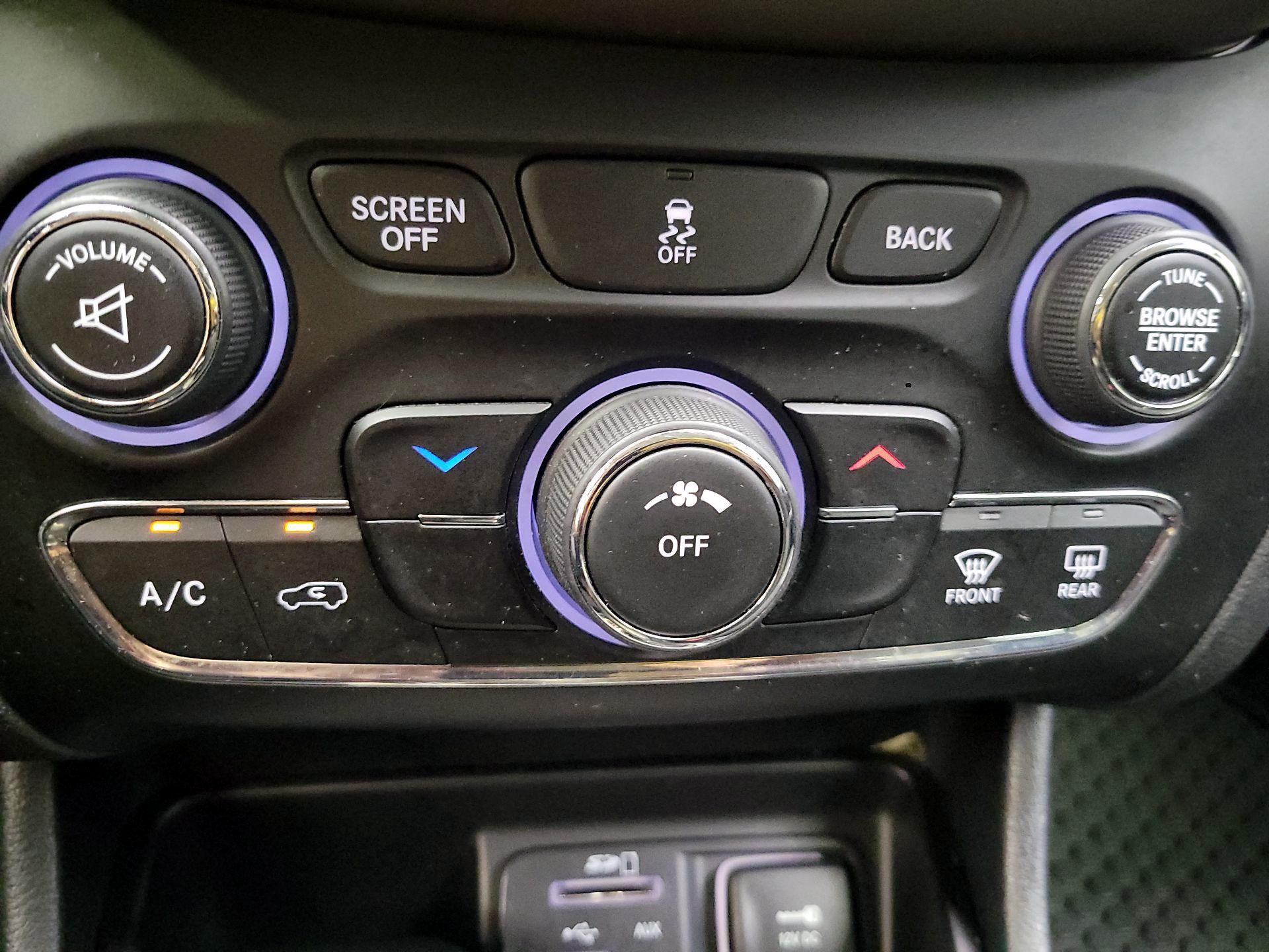 Thumbnail: 2016 Jeep Cherokee - 16
