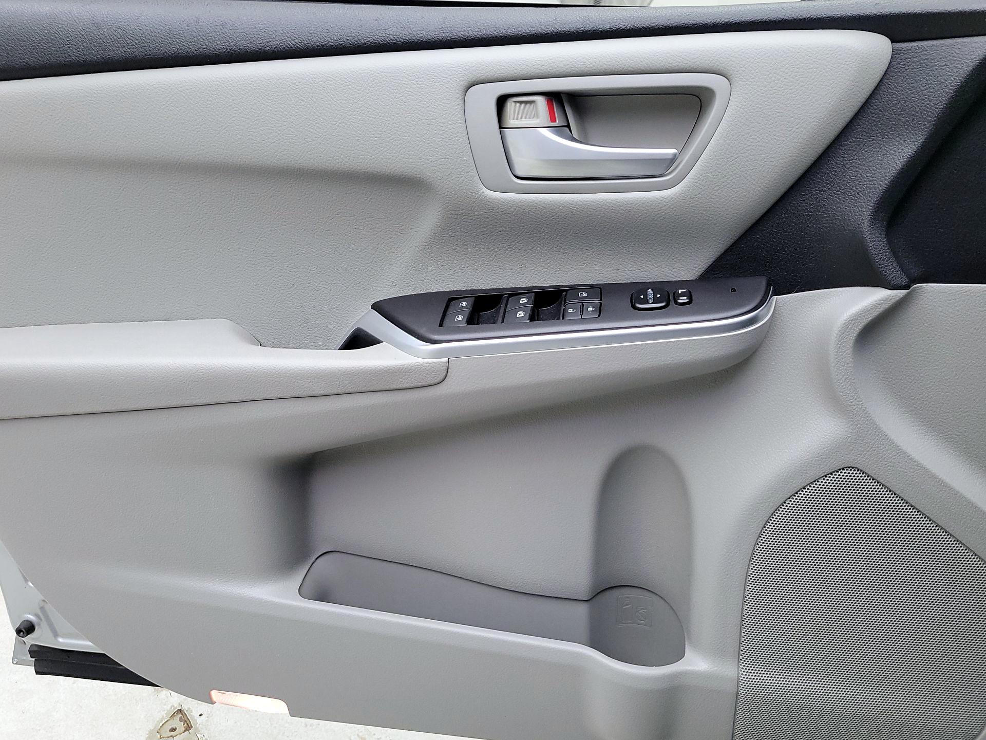 Thumbnail: 2015 Toyota Camry - 12