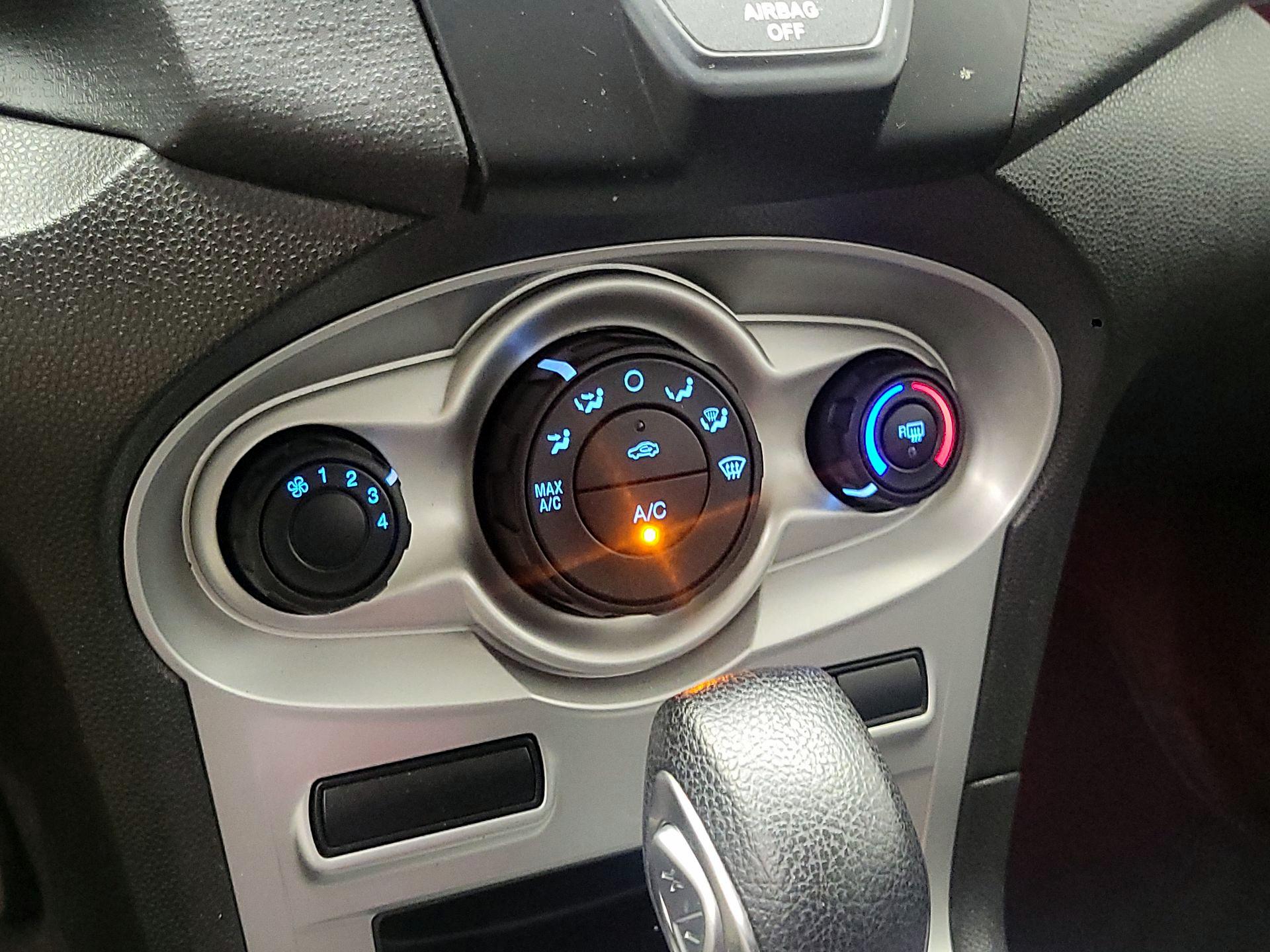 Thumbnail: 2015 Ford Fiesta - 15