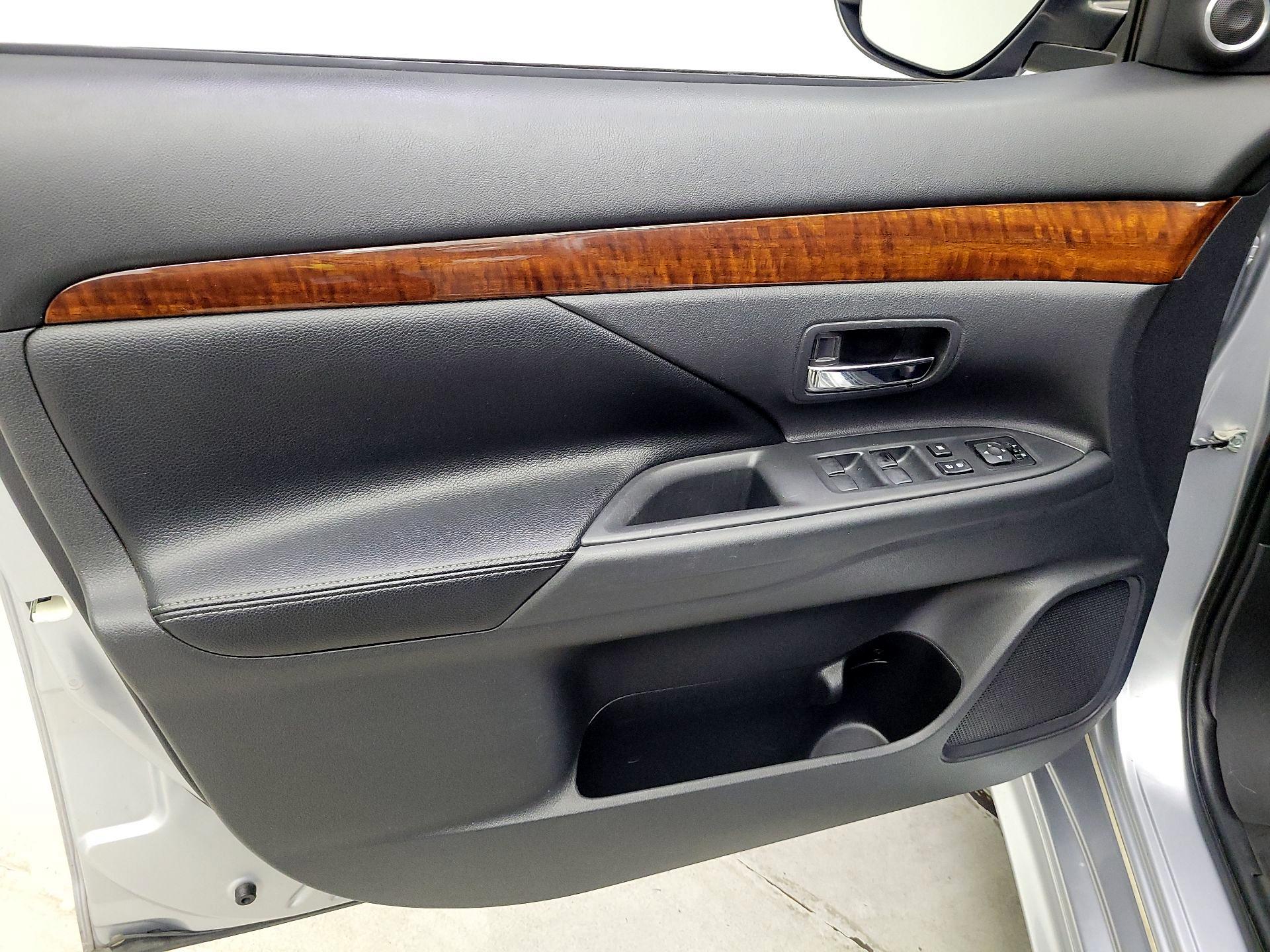 Thumbnail: 2014 Mitsubishi Outlander - 12