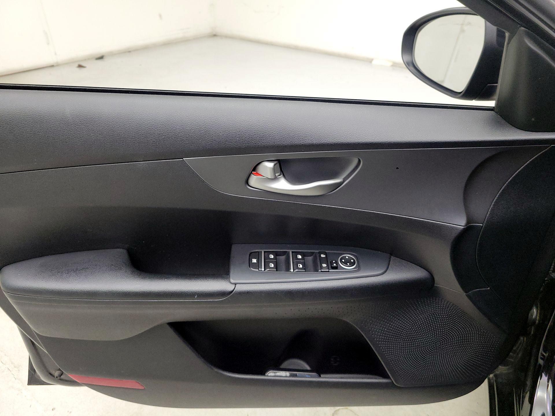 Thumbnail: 2019 Kia Forte - 12