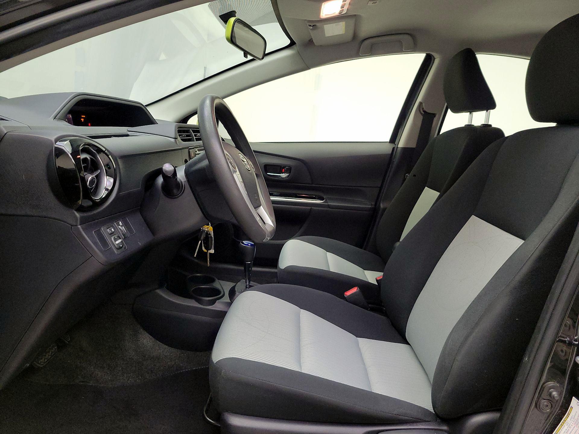 Thumbnail: 2016 Toyota Prius c - 11