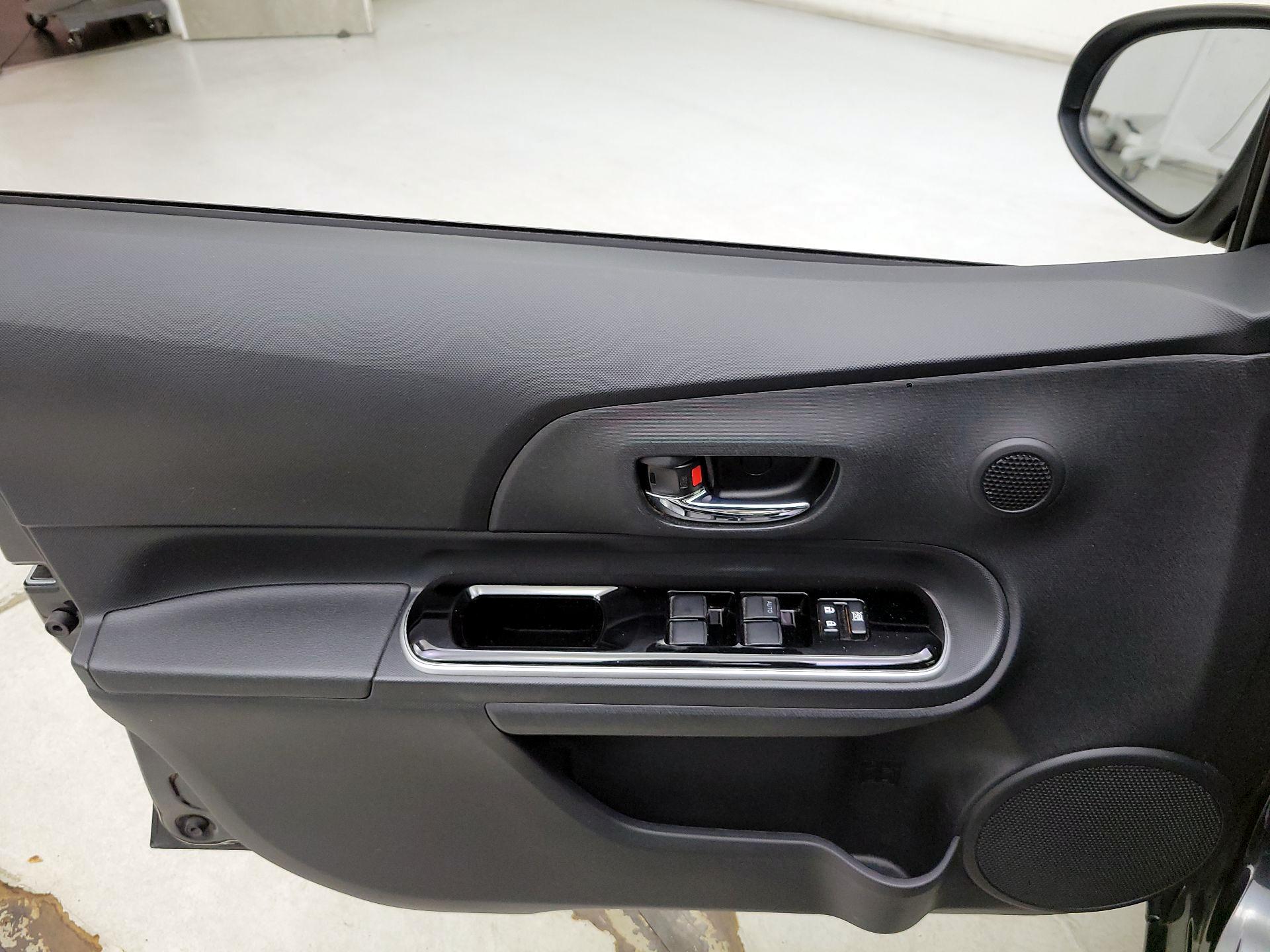 Thumbnail: 2016 Toyota Prius c - 12