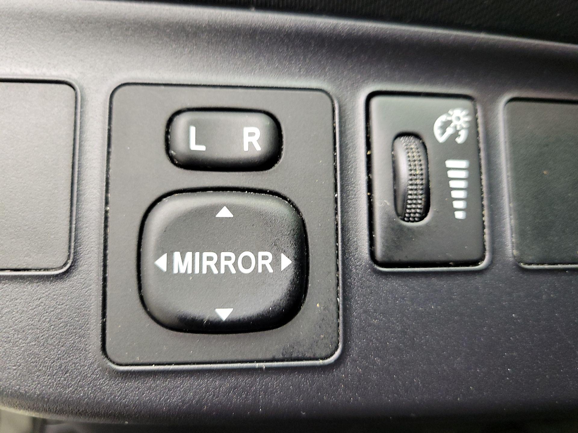 Thumbnail: 2016 Toyota Prius c - 13