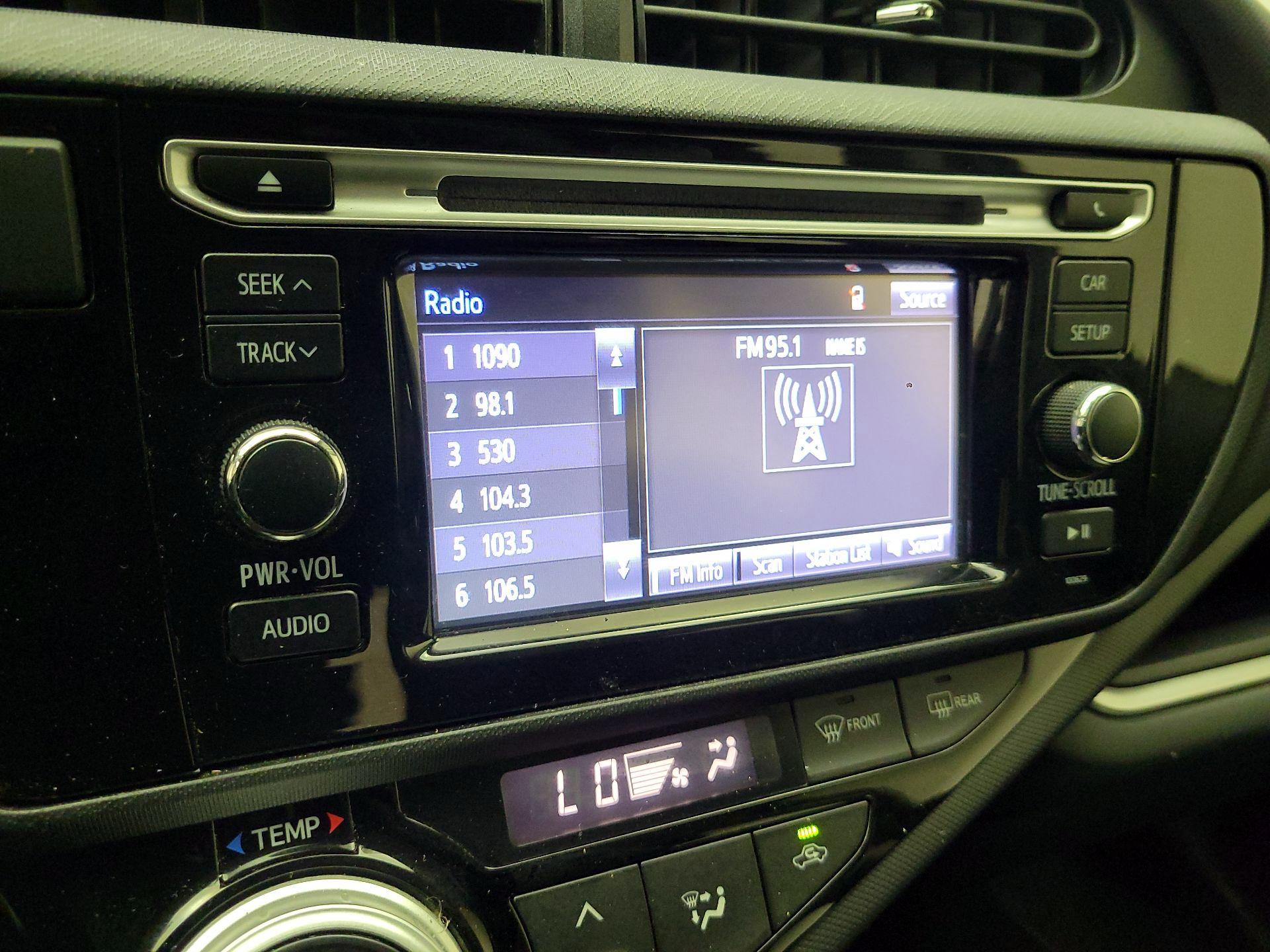 Thumbnail: 2016 Toyota Prius c - 14