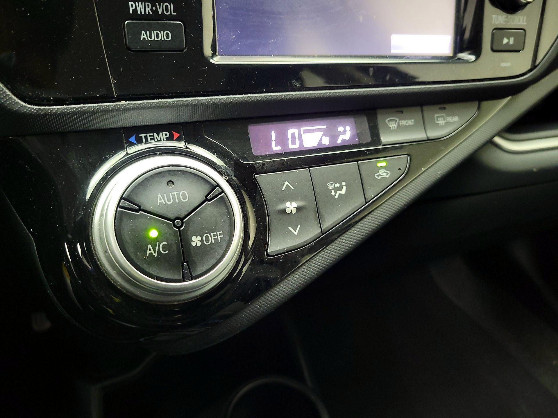 Thumbnail: 2016 Toyota Prius c - 15