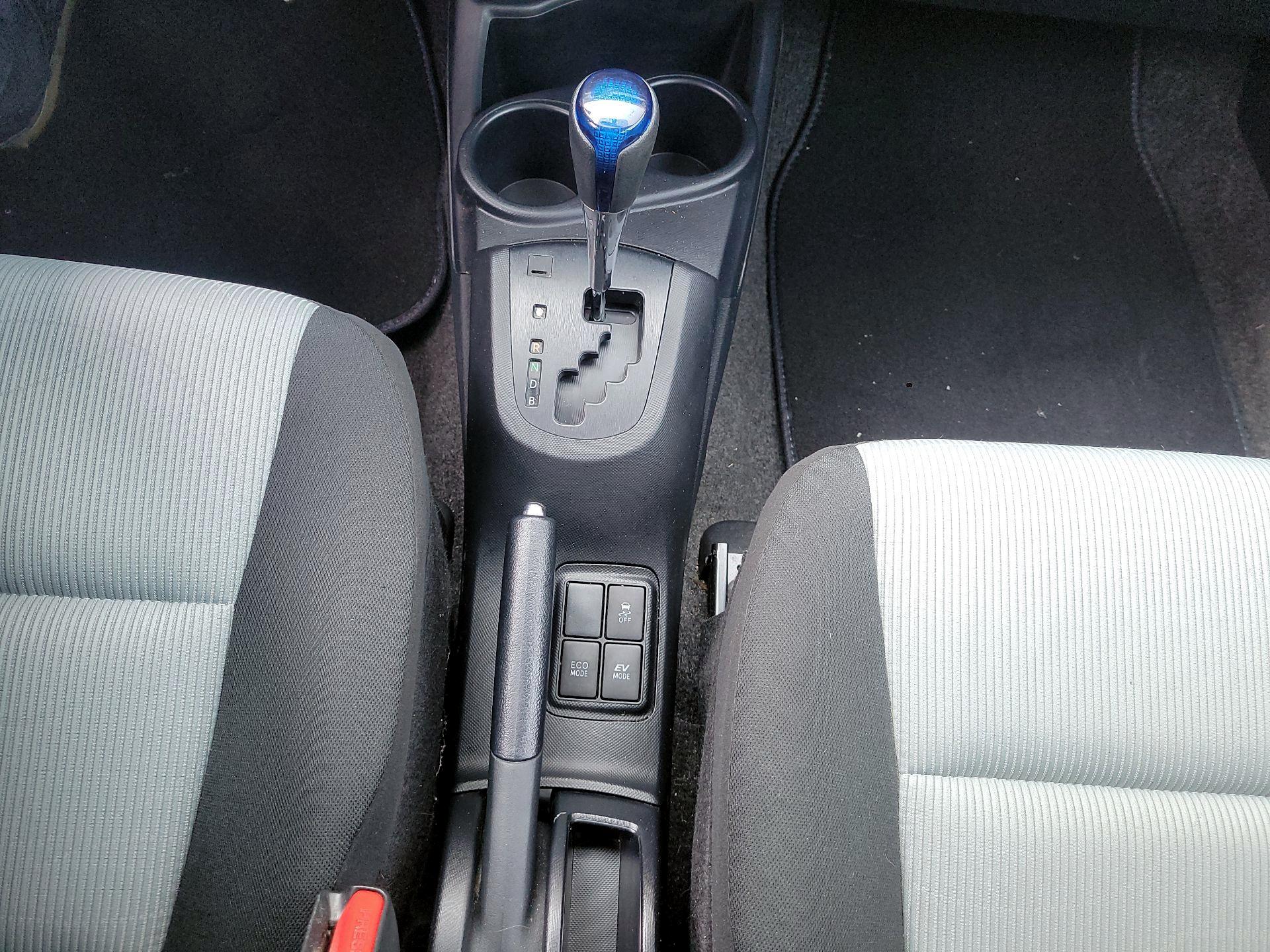 Thumbnail: 2016 Toyota Prius c - 16